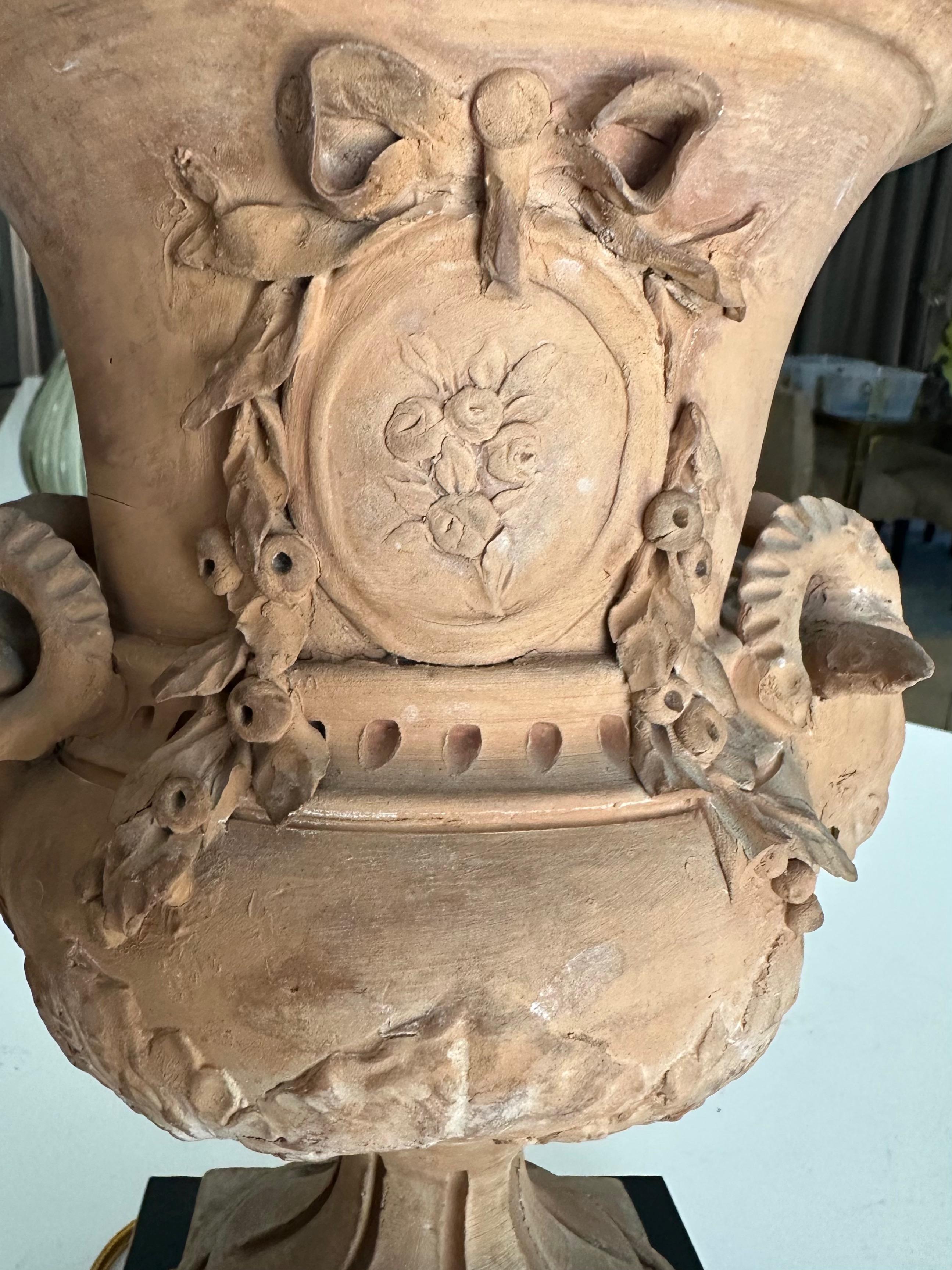 Coppia di lampade da tavolo francesi in terracotta in stile neoclassico in vendita 5