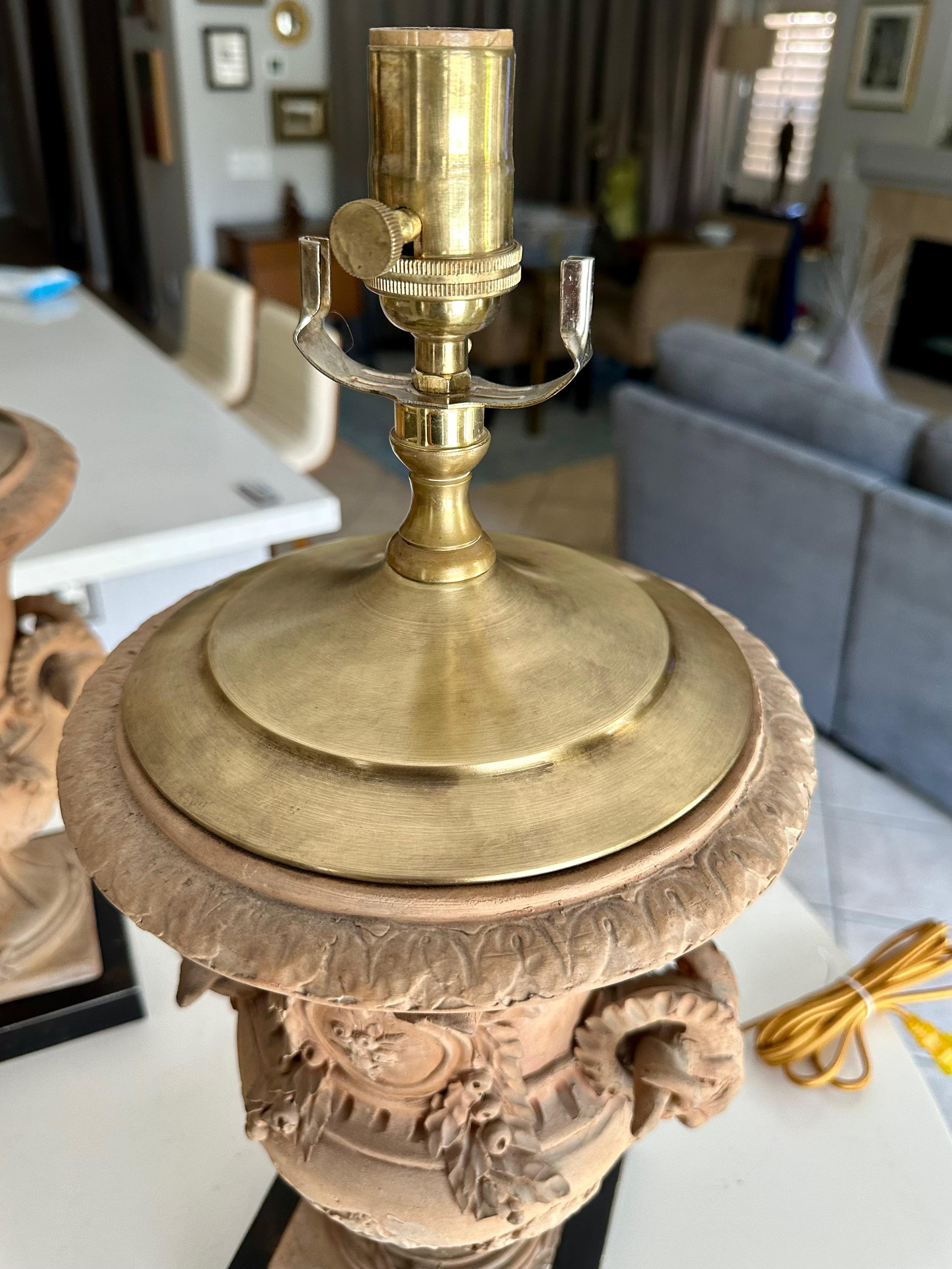 Coppia di lampade da tavolo francesi in terracotta in stile neoclassico in vendita 6