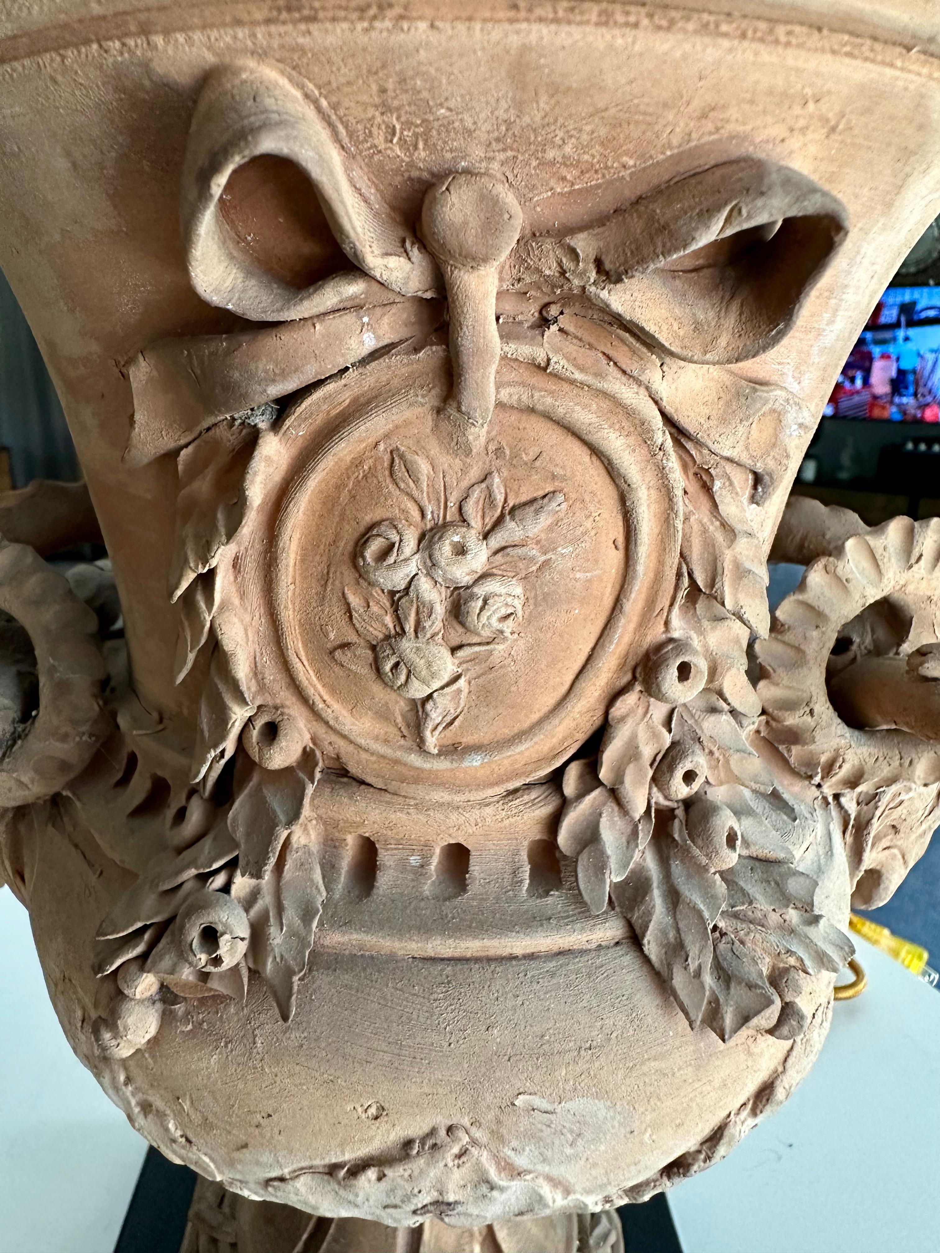 Coppia di lampade da tavolo francesi in terracotta in stile neoclassico in vendita 8