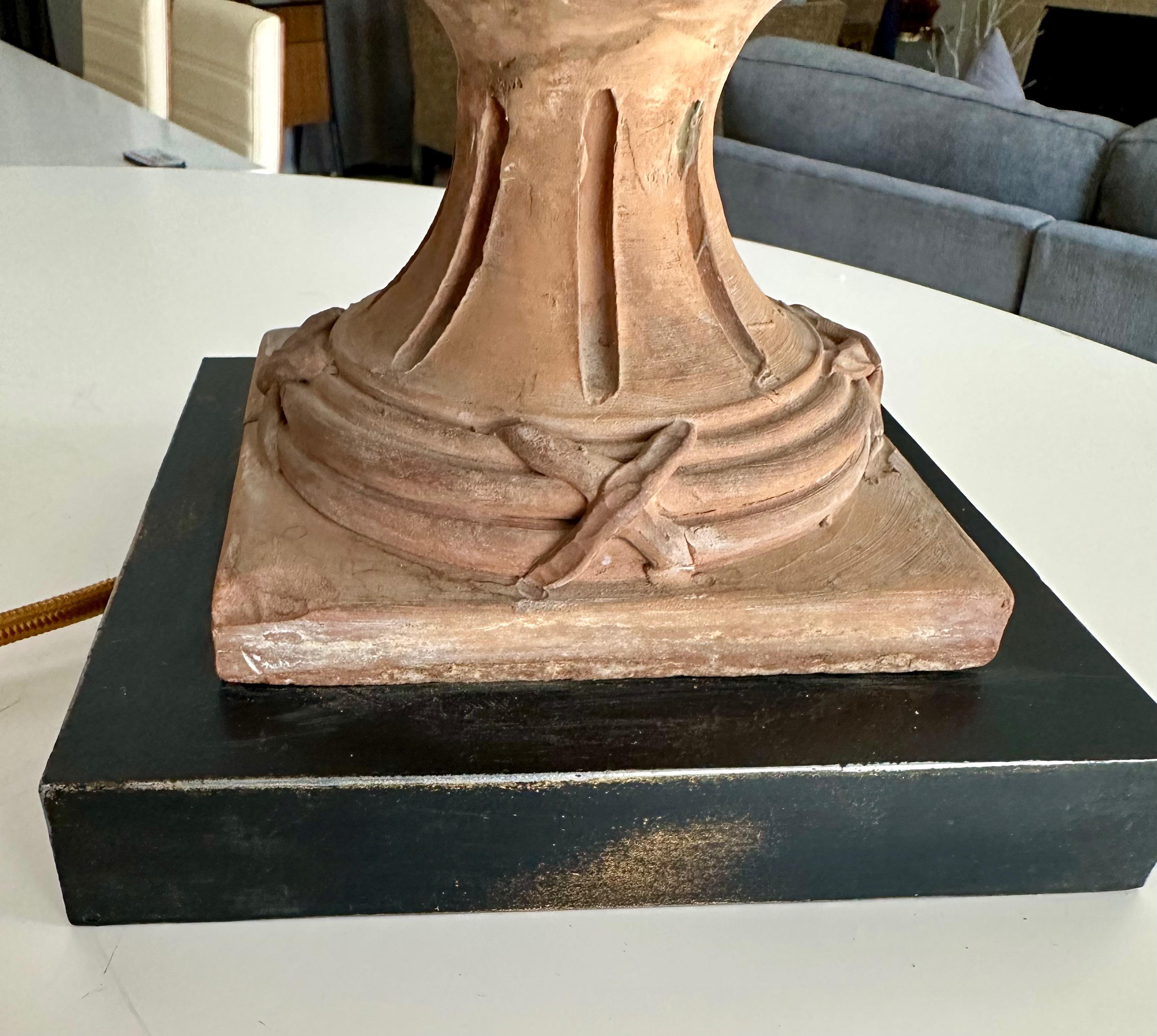 Coppia di lampade da tavolo francesi in terracotta in stile neoclassico in vendita 9
