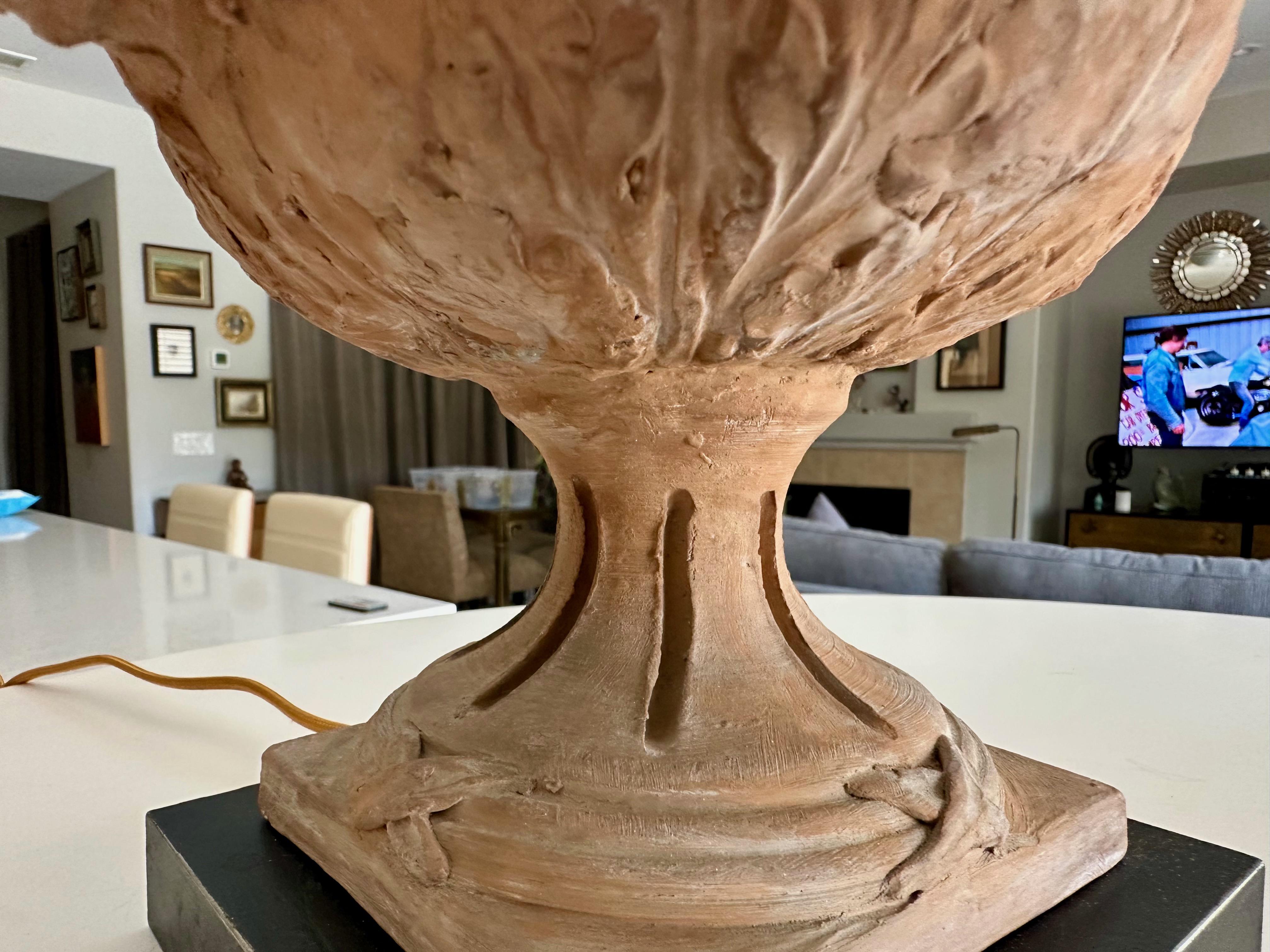 Coppia di lampade da tavolo francesi in terracotta in stile neoclassico in vendita 11