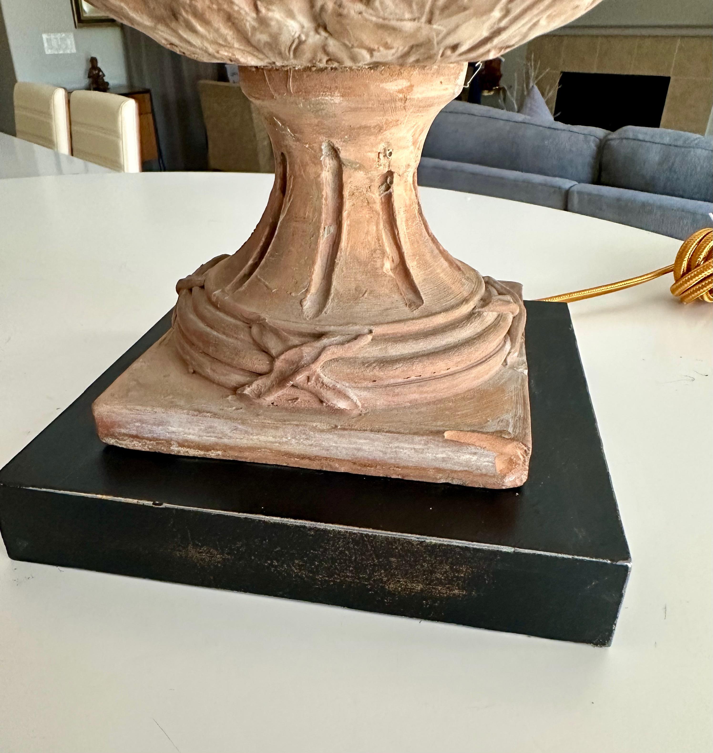 Coppia di lampade da tavolo francesi in terracotta in stile neoclassico in vendita 12