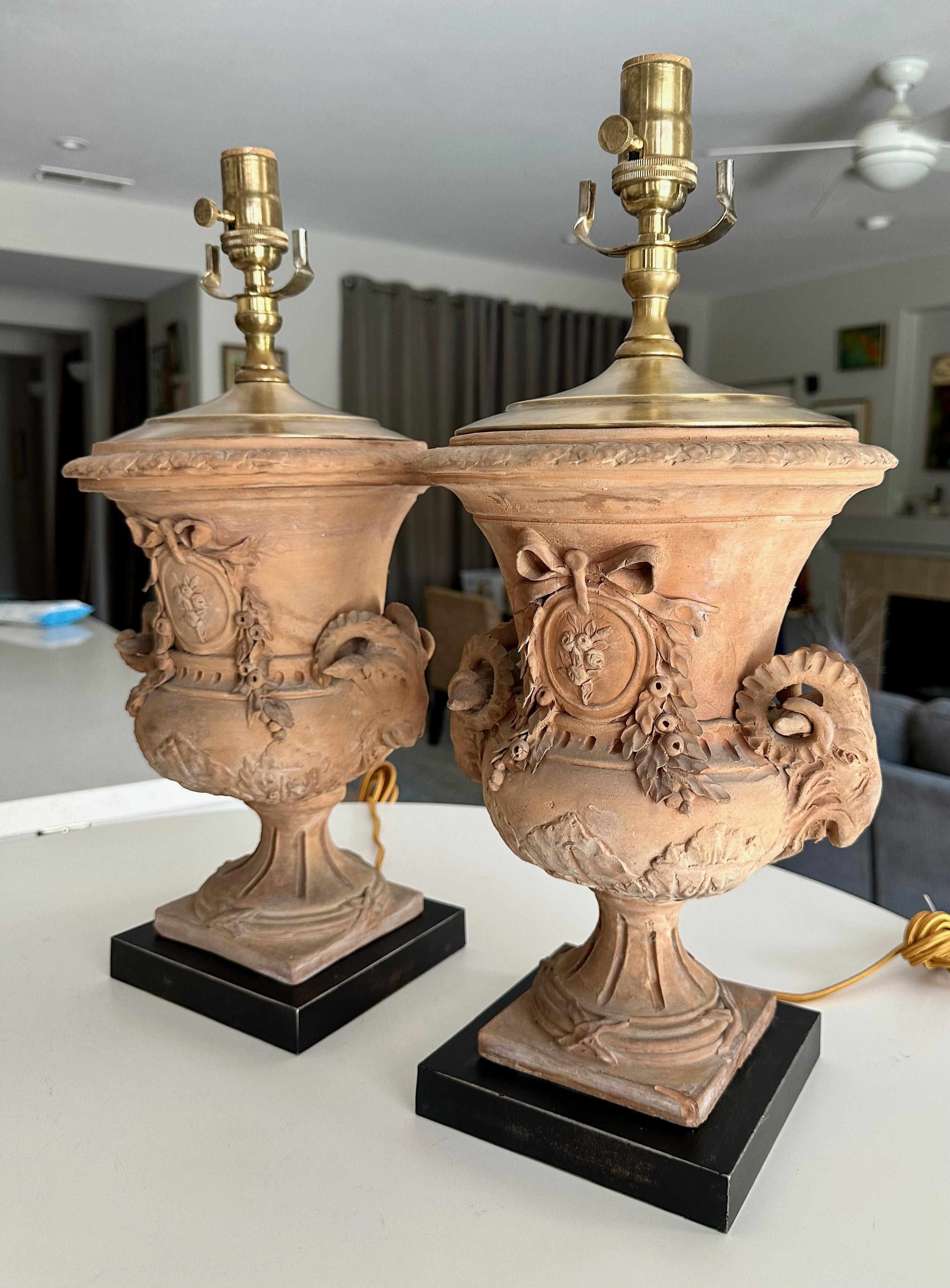 Coppia di lampade da tavolo francesi in terracotta in stile neoclassico in vendita 14