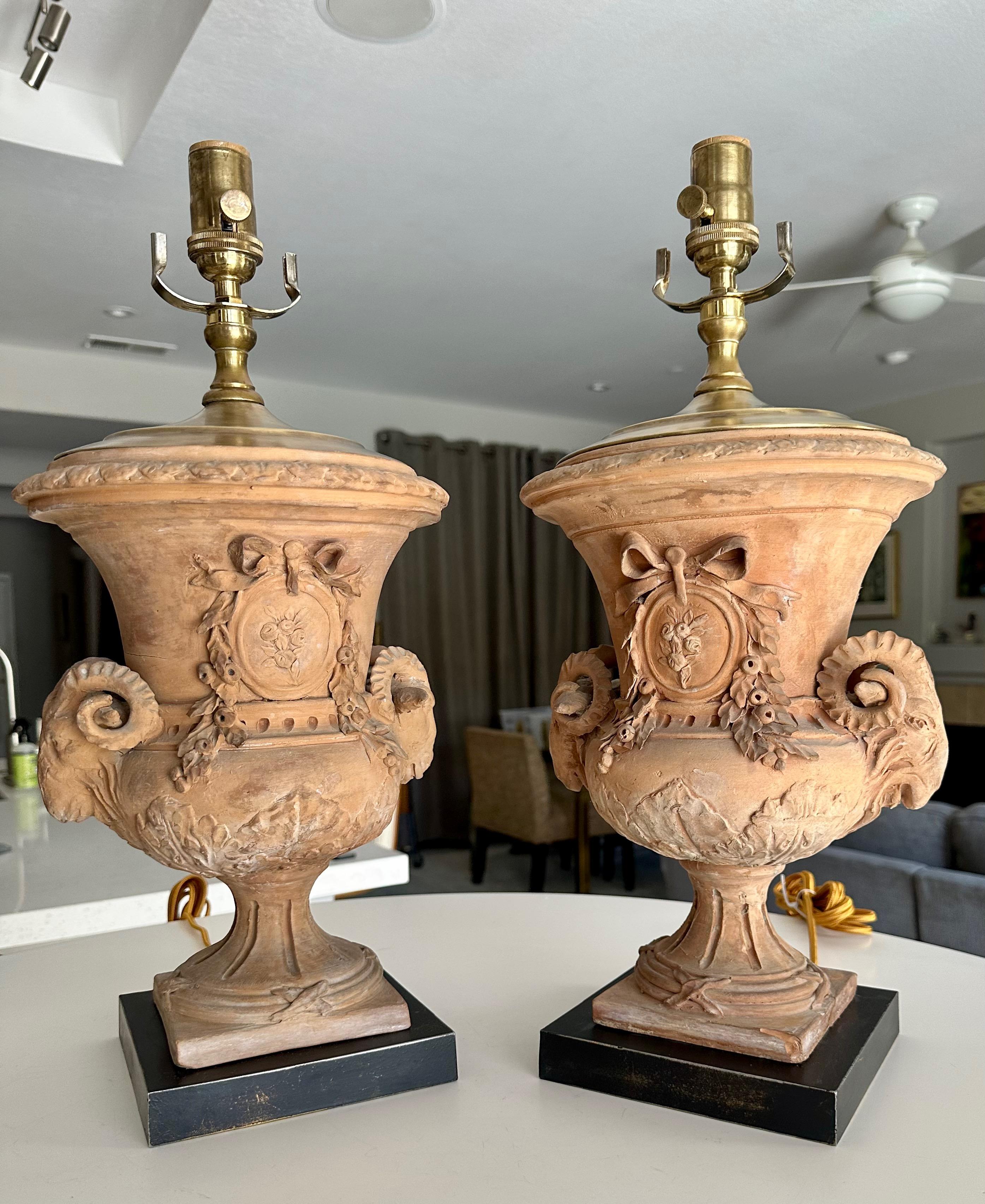 Metà XX secolo Coppia di lampade da tavolo francesi in terracotta in stile neoclassico in vendita