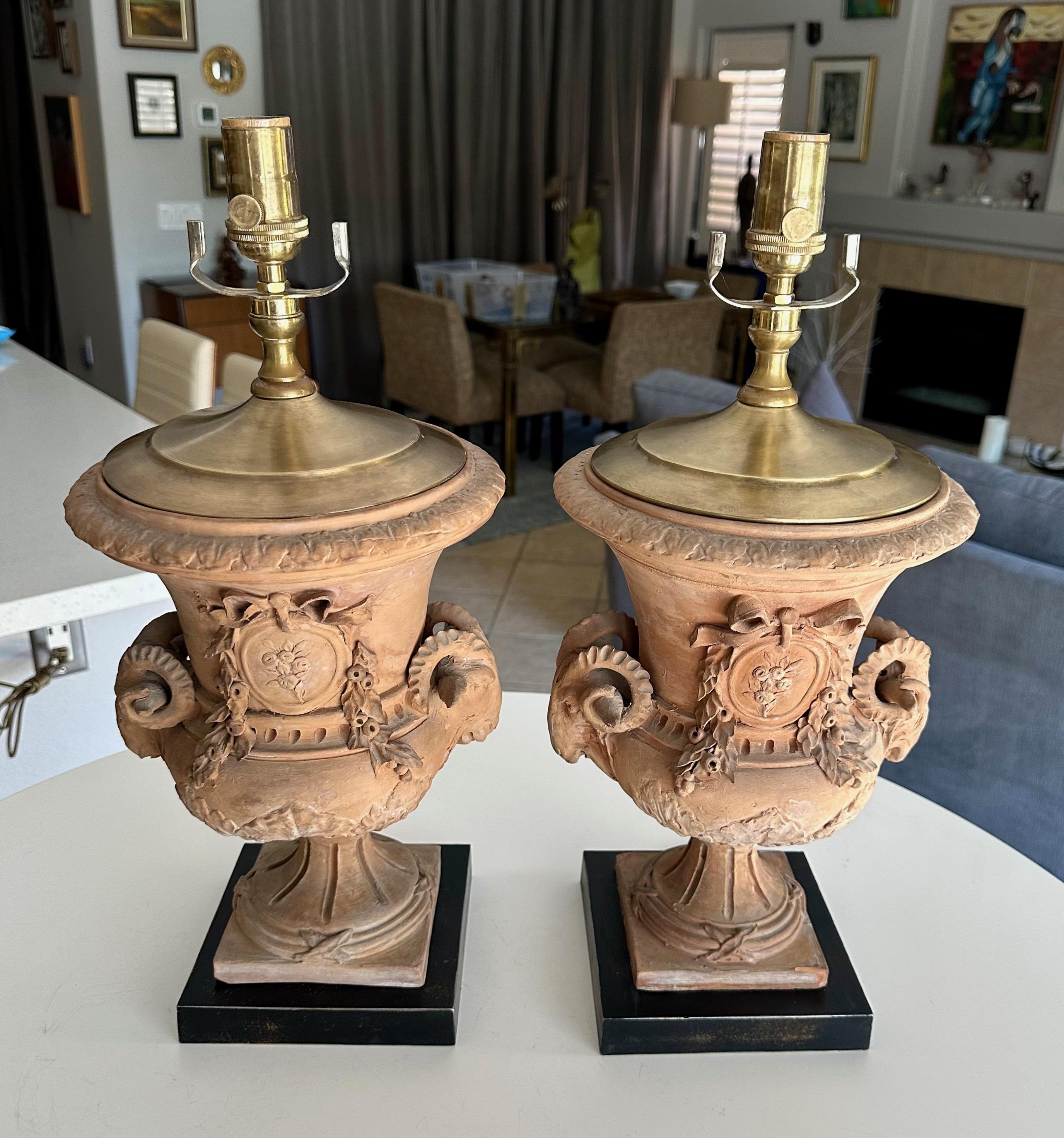 Ottone Coppia di lampade da tavolo francesi in terracotta in stile neoclassico in vendita