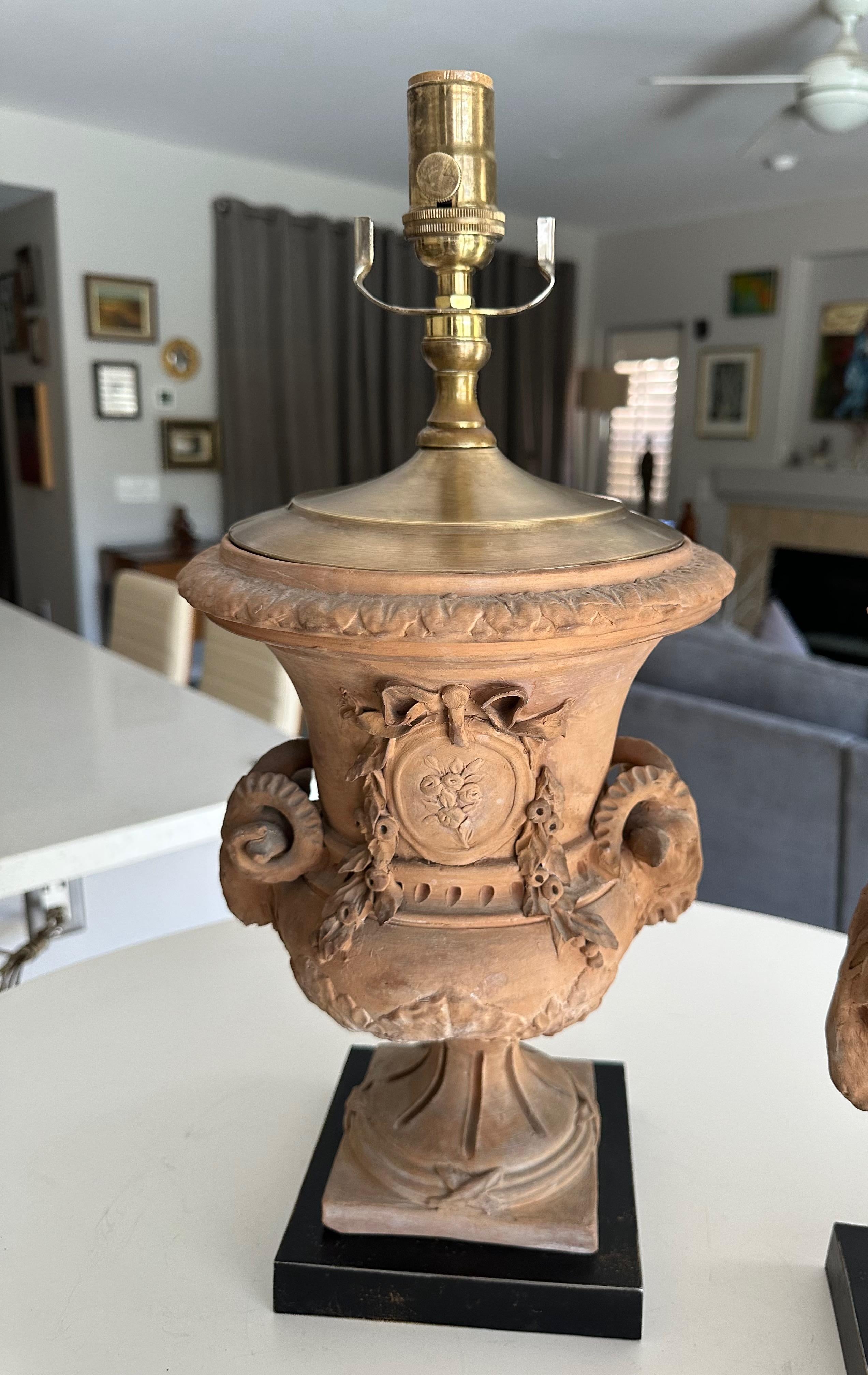 Coppia di lampade da tavolo francesi in terracotta in stile neoclassico in vendita 2