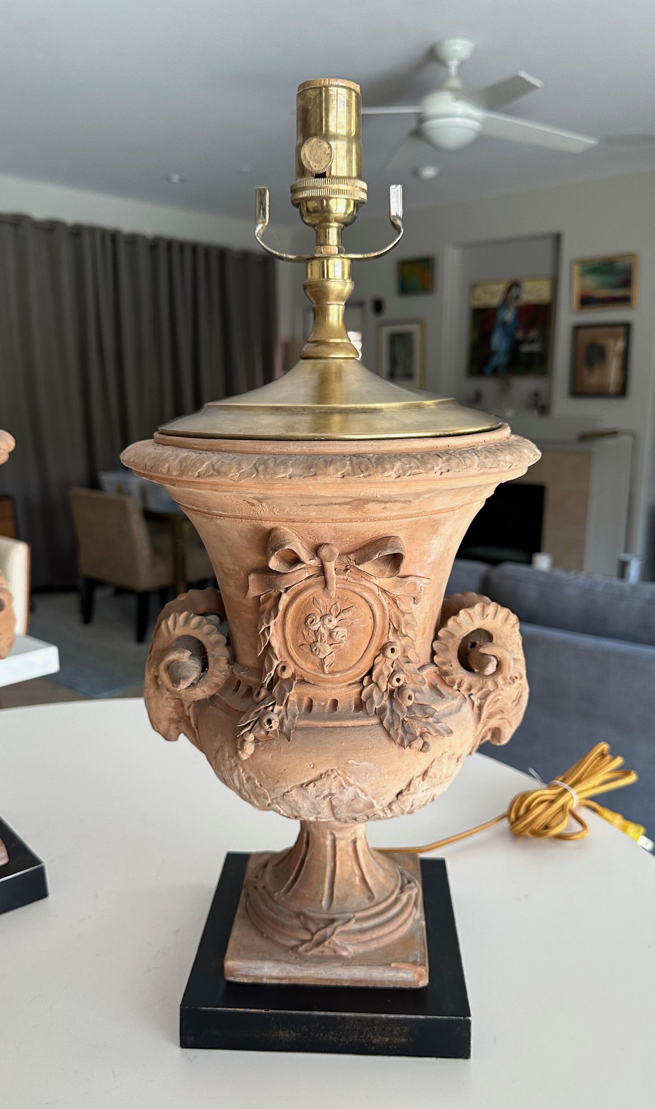 Coppia di lampade da tavolo francesi in terracotta in stile neoclassico in vendita 3
