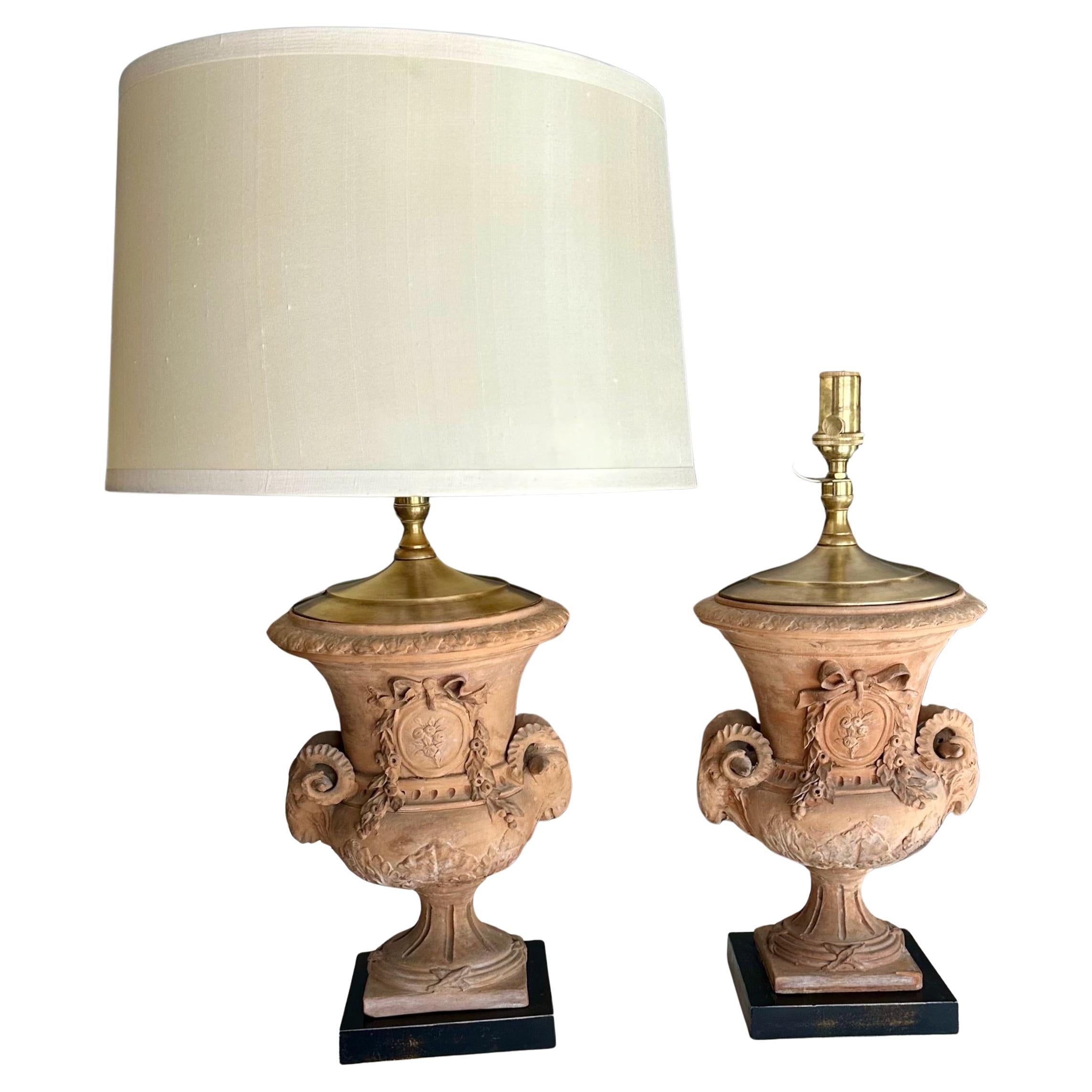 Coppia di lampade da tavolo francesi in terracotta in stile neoclassico in vendita