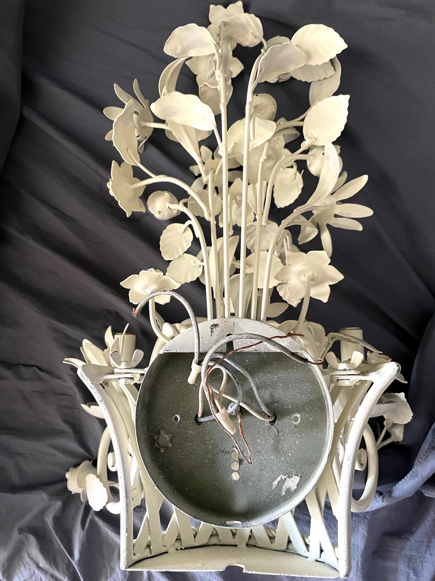 Paar französische Zinn-Korb-Wandleuchter mit Blumen (Metall) im Angebot