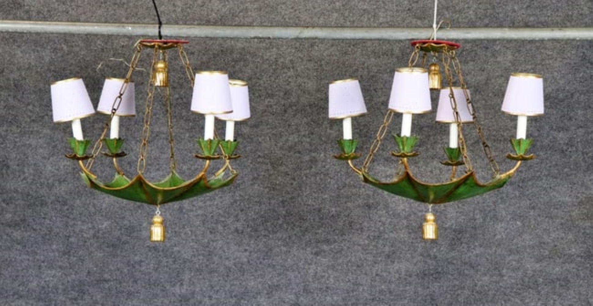 Coppia di lampadari a ombrello in tiglio francese. Metallo. Vernice decorata. 4 luci. Tonalità Whiting. 

Dimensioni: 19