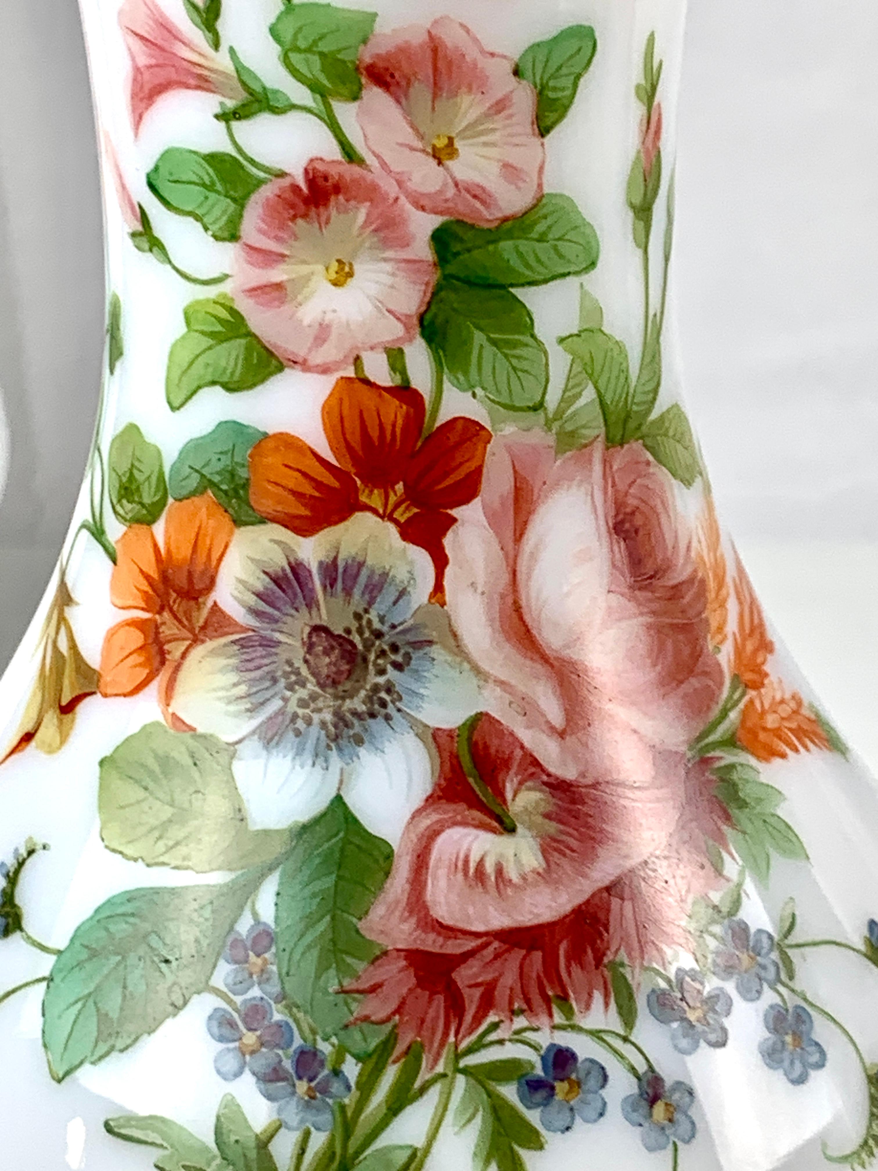 Paar French Opaline Glas Vasen Handbemalt, um 1835 (19. Jahrhundert) im Angebot