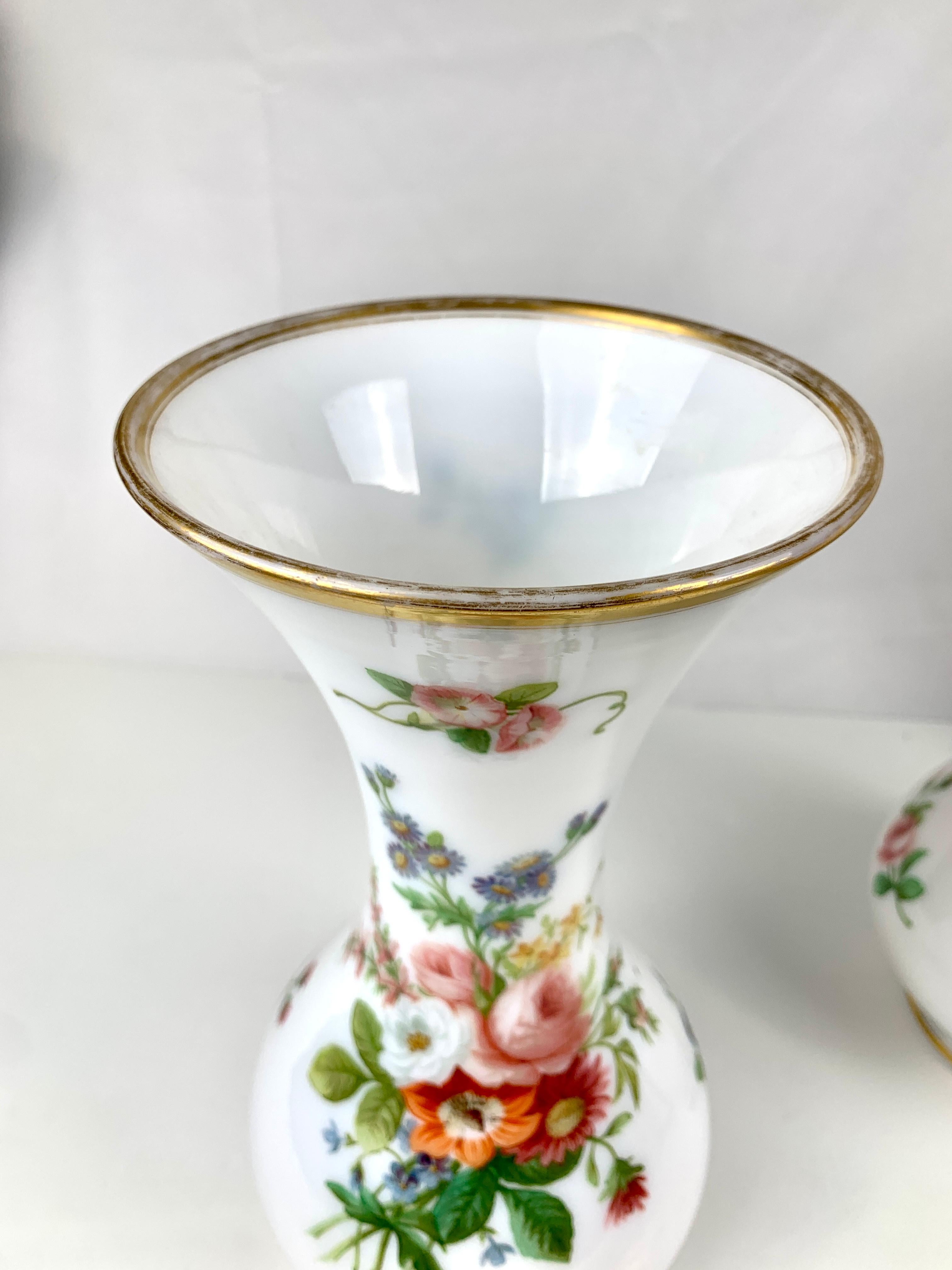 Verre opalin Paire de vases français en verre opalin peints à la main, vers 1835 en vente
