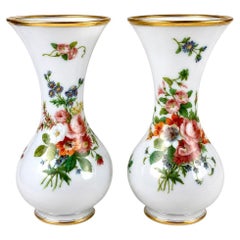 Pareja de Jarrones Franceses de Vidrio Opaline Pintados a Mano, circa 1835