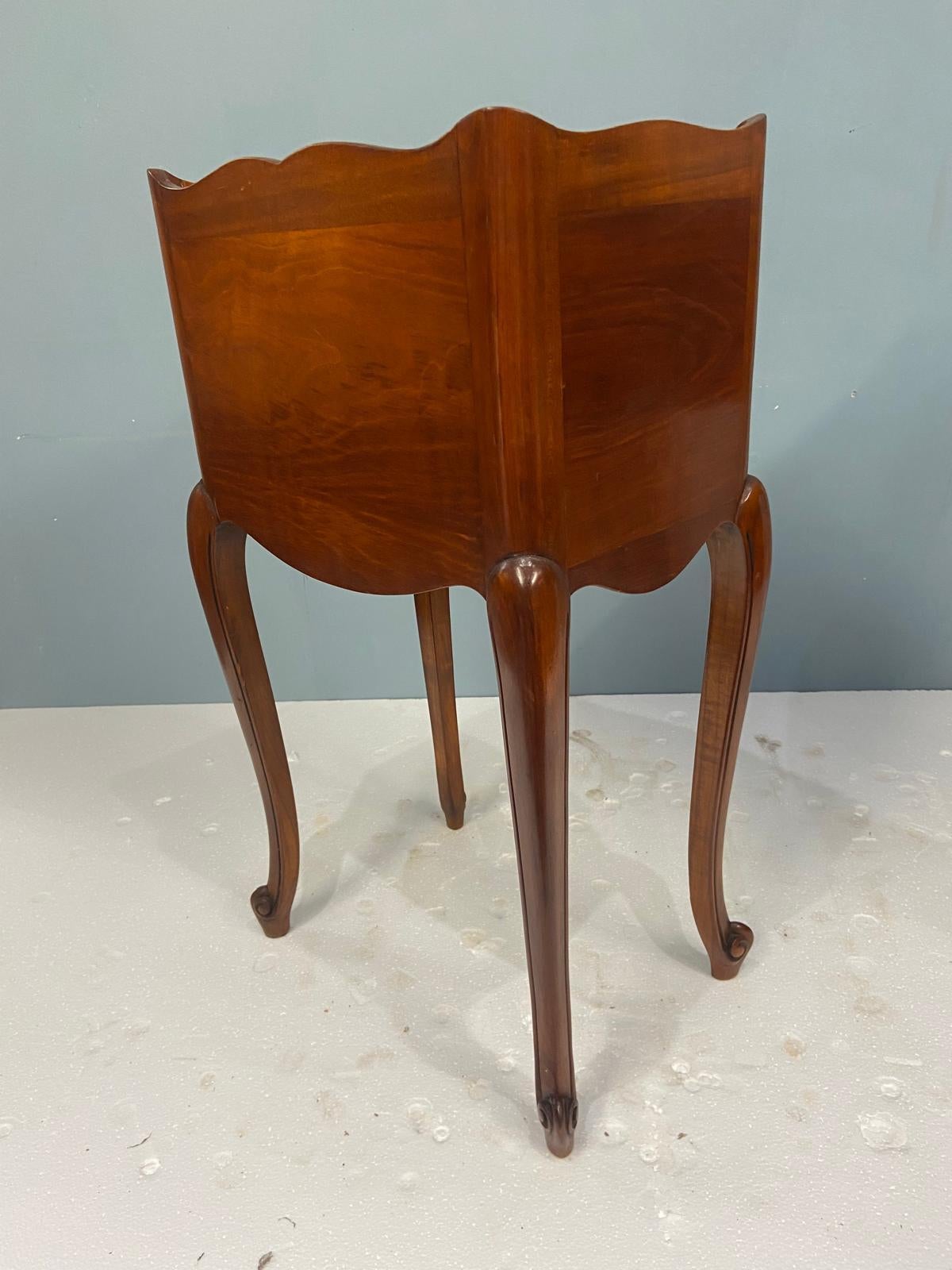 Paire de tables de nuit et de chevets en noyer français en vente 6