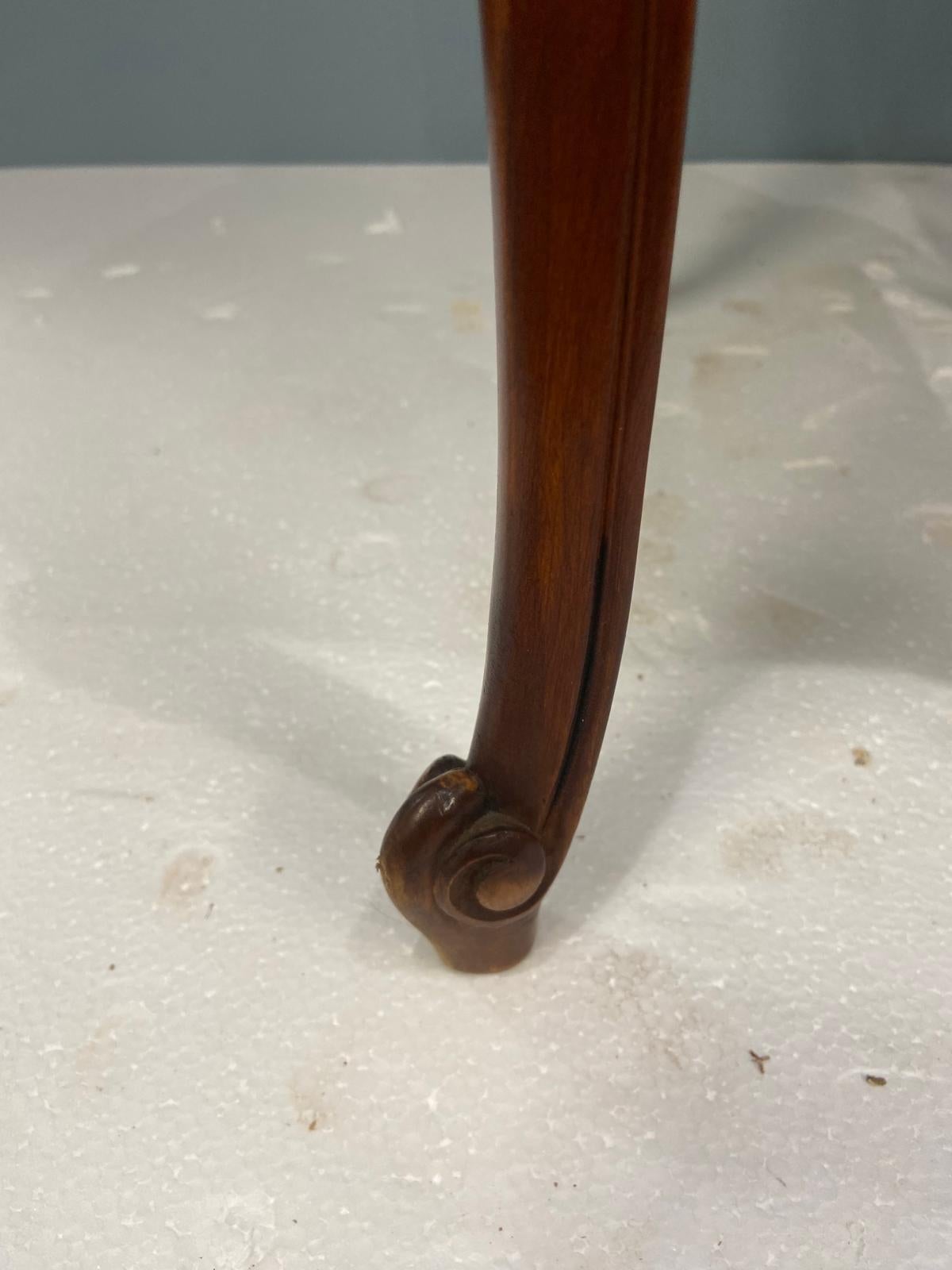Paire de tables de nuit et de chevets en noyer français en vente 14