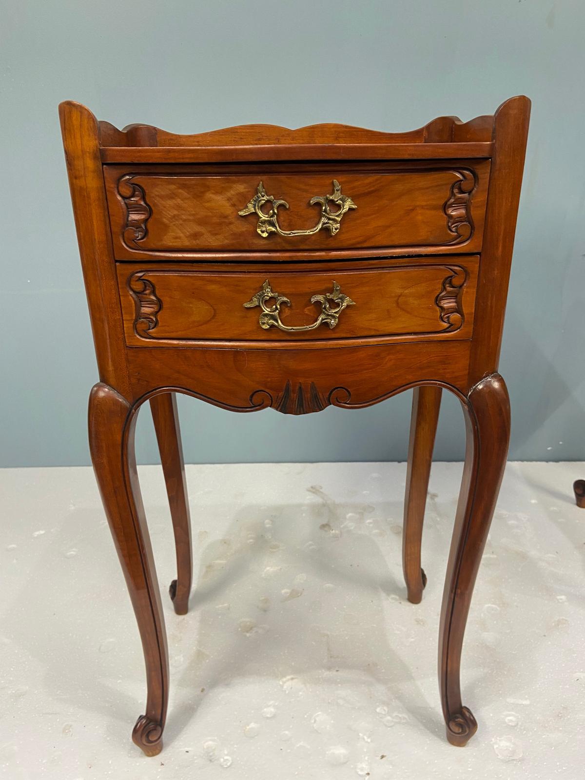 Paire de tables de nuit et de chevets en noyer français Bon état - En vente à Potters Bar, GB