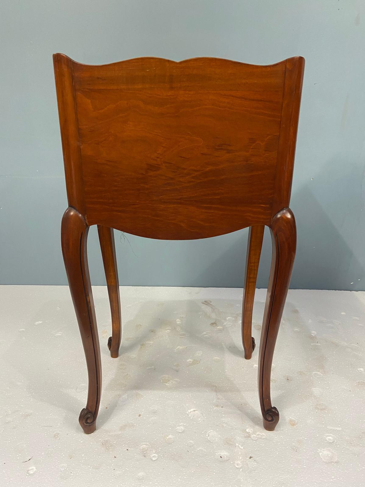 Paire de tables de nuit et de chevets en noyer français en vente 4