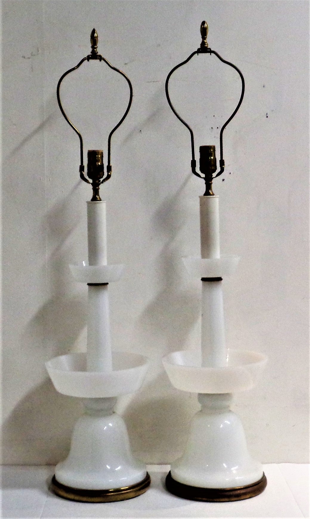 Français  Lampes de bureau françaises en verre opalin blanc, vers 1930 en vente