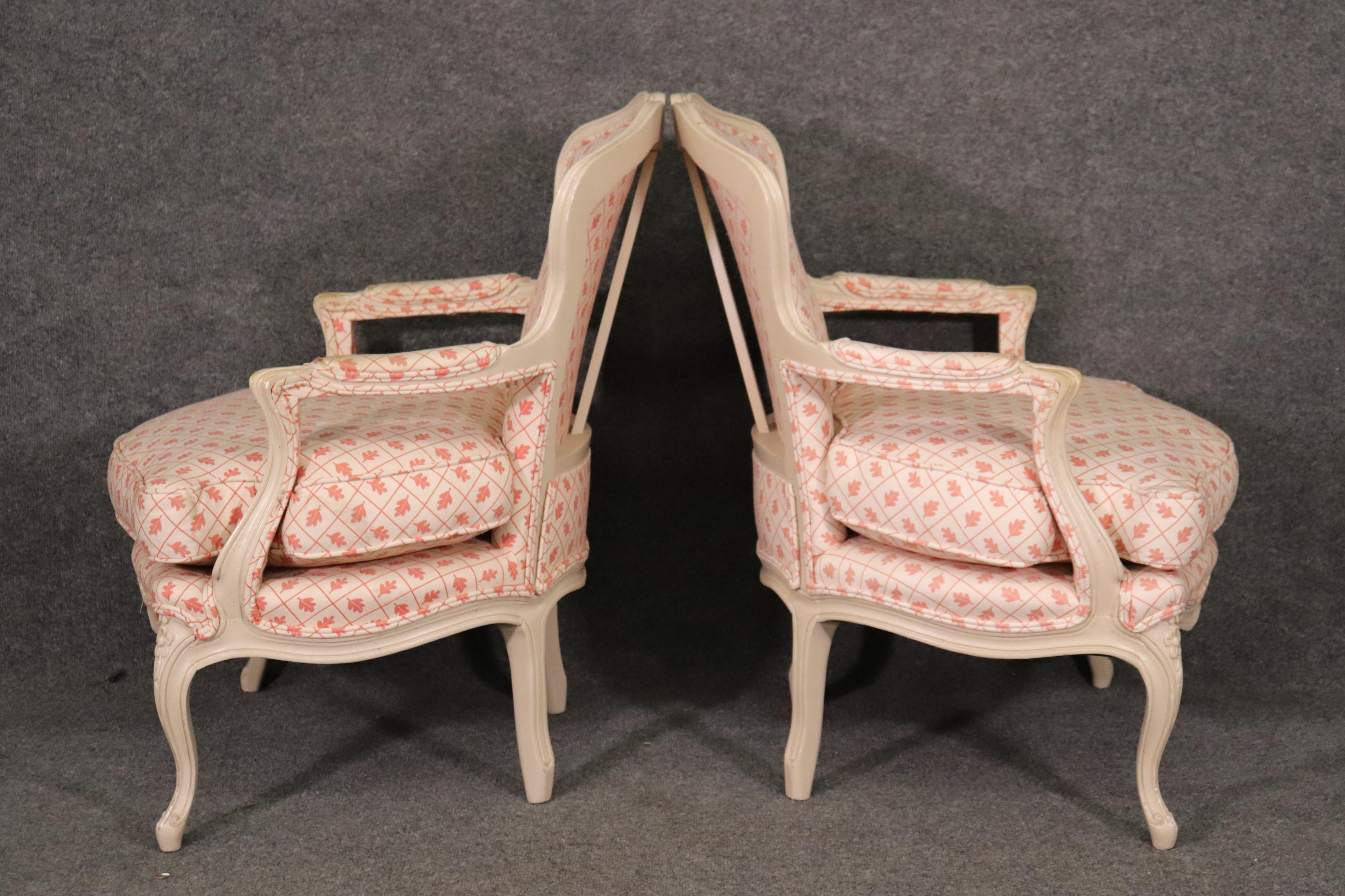 Pair French White Paint Decorated Carved Louis XV Bergere Armchairs Circa 1940s In Good Condition For Sale In Swedesboro, NJ