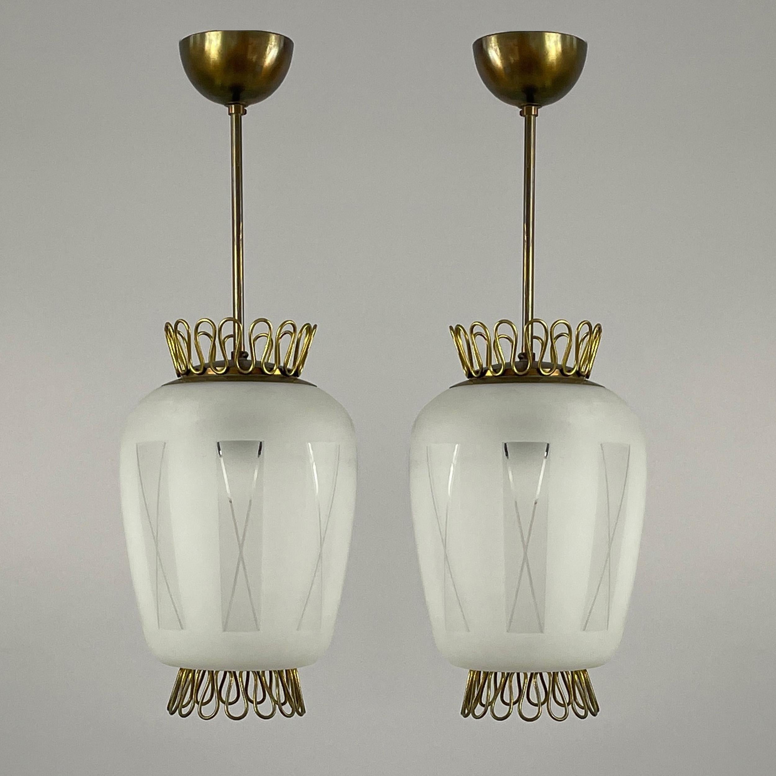 Schwedische Designer-Anhänger, 1940er bis 1950er Jahre, Satz mit zwei Stück.

Die Leuchten zeichnen sich durch ein elegantes schwedisches Design aus der Zeit des späten Art déco bis zur frühen Mitte des Jahrhunderts aus, das Milchglas mit eleganten