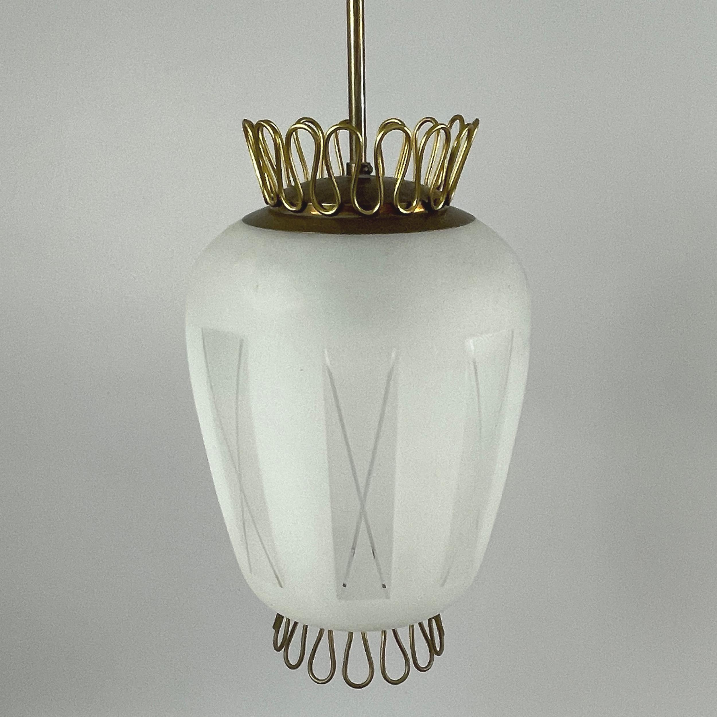 Paar Hängelampen aus Milchglas und Messing, Schweden, 1940er bis 1950er Jahre 1