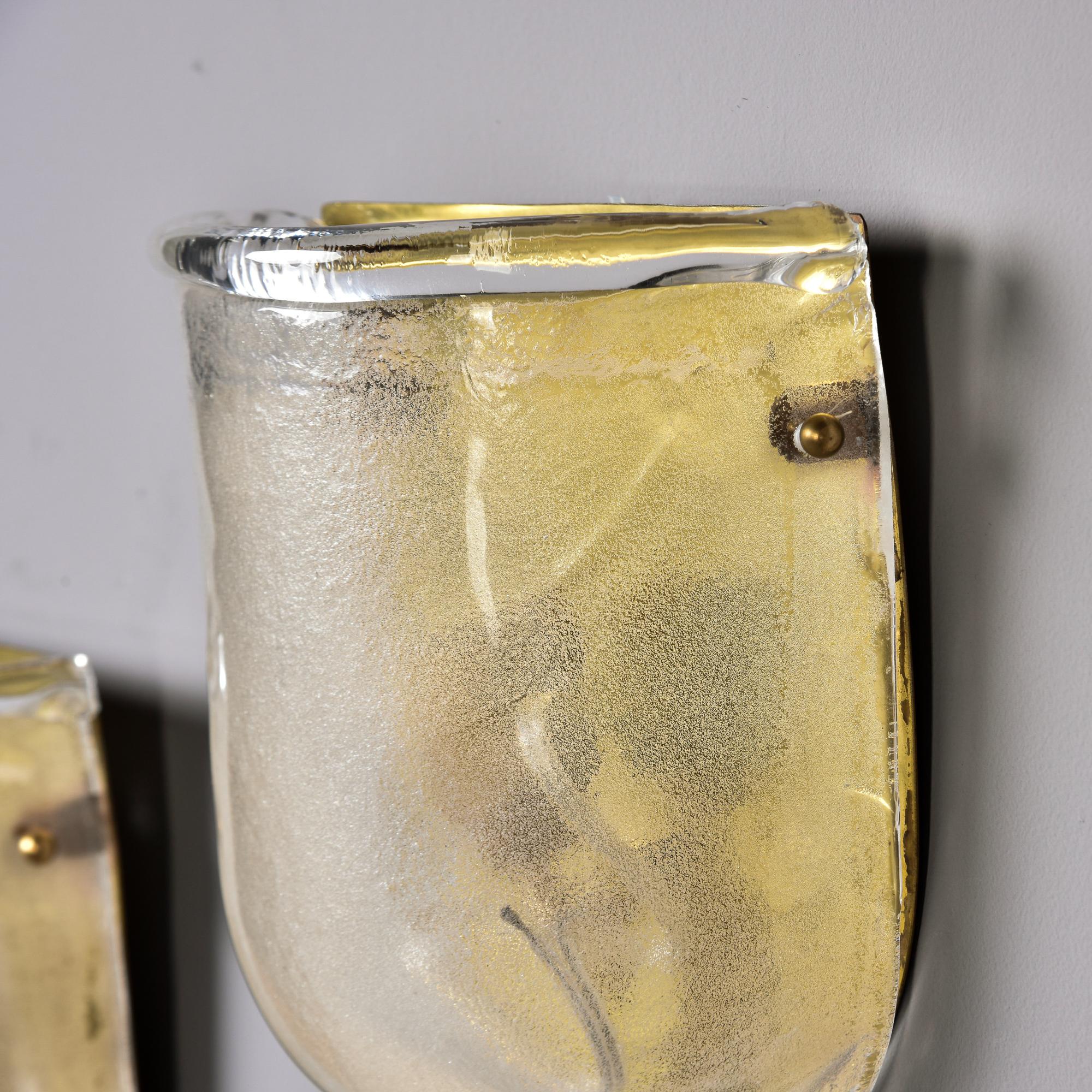 Mid-Century moderno Coppia di lampade a tasca smerigliate in vetro di Murano con accenti in ottone in vendita