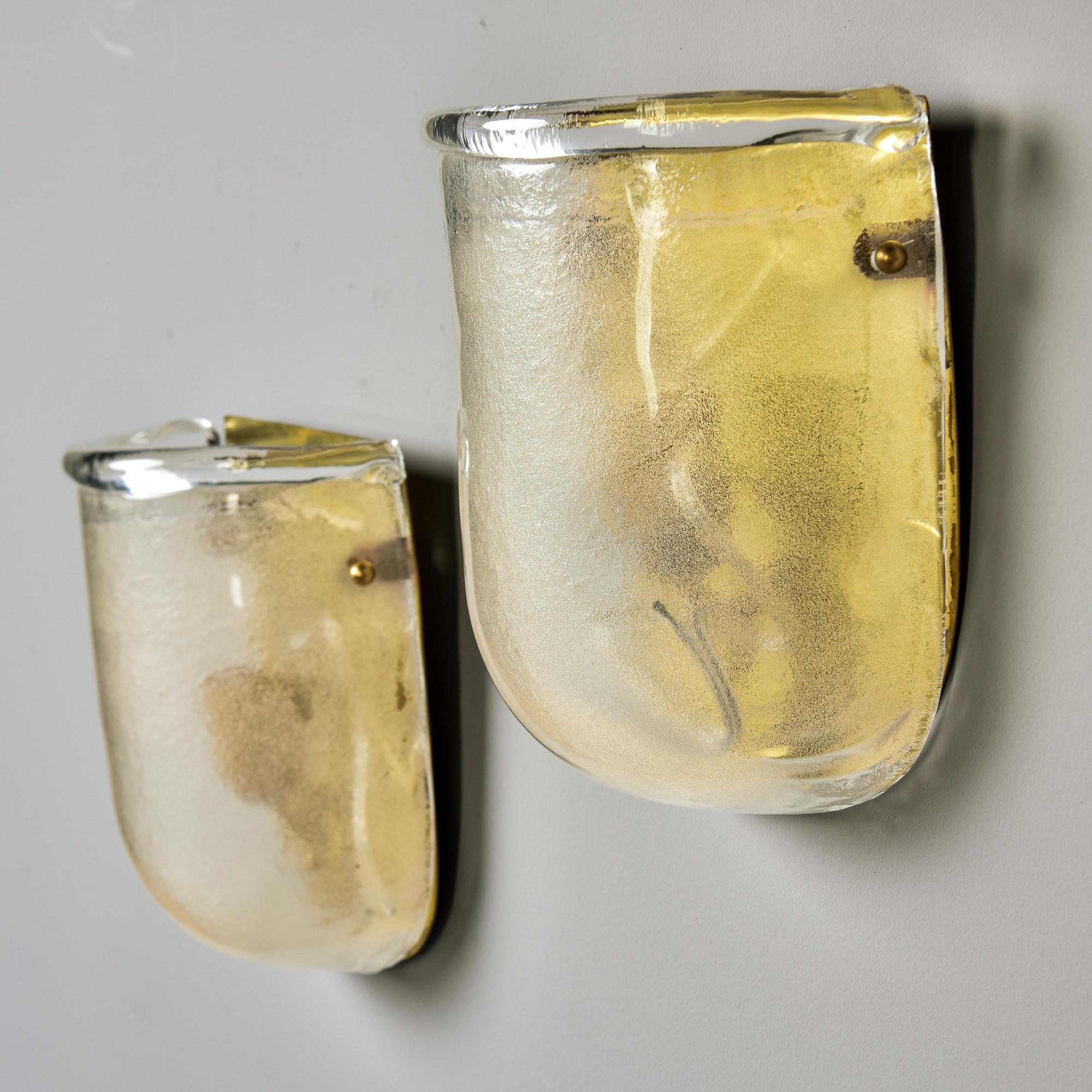 Coppia di lampade a tasca smerigliate in vetro di Murano con accenti in ottone In condizioni buone in vendita a Troy, MI