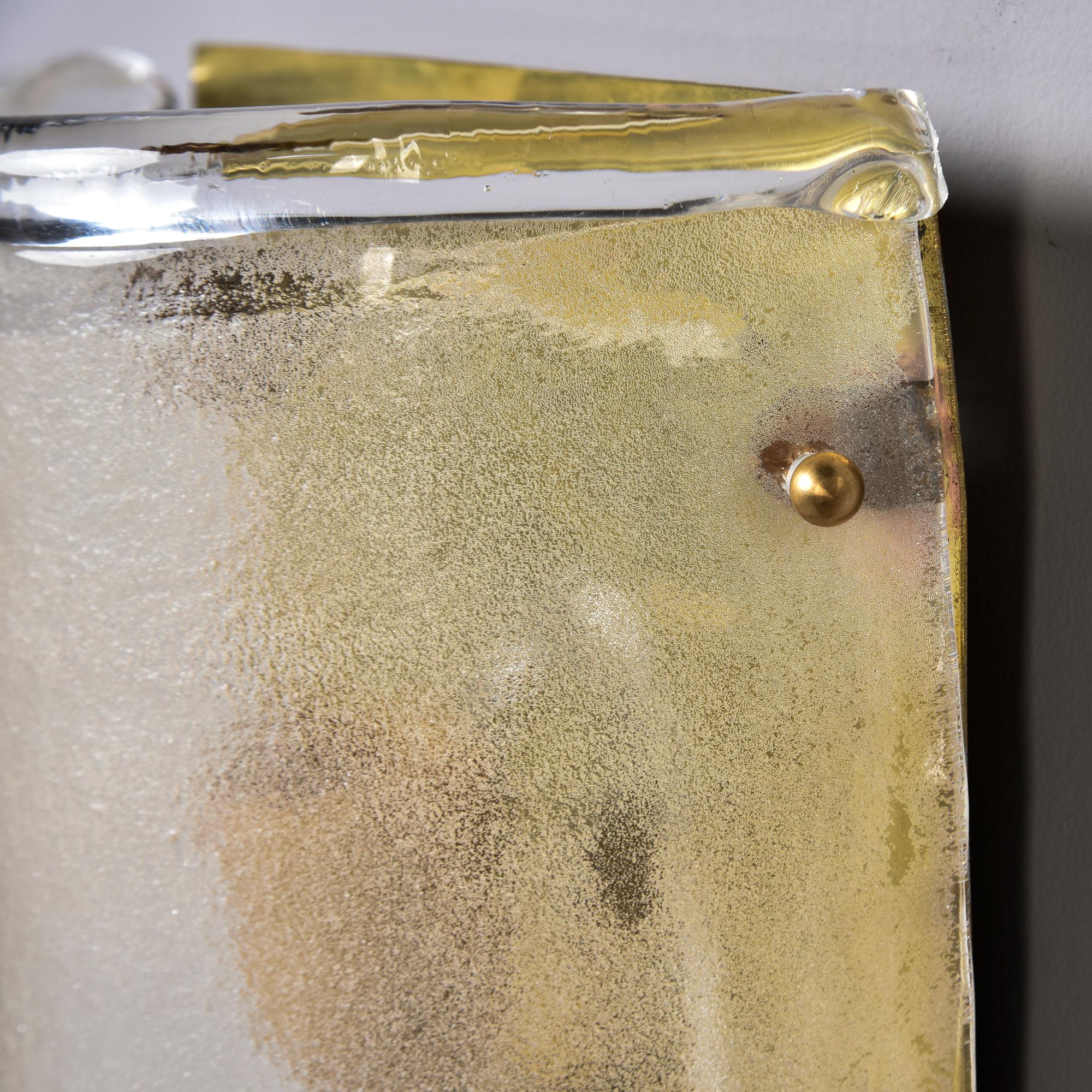 XX secolo Coppia di lampade a tasca smerigliate in vetro di Murano con accenti in ottone in vendita