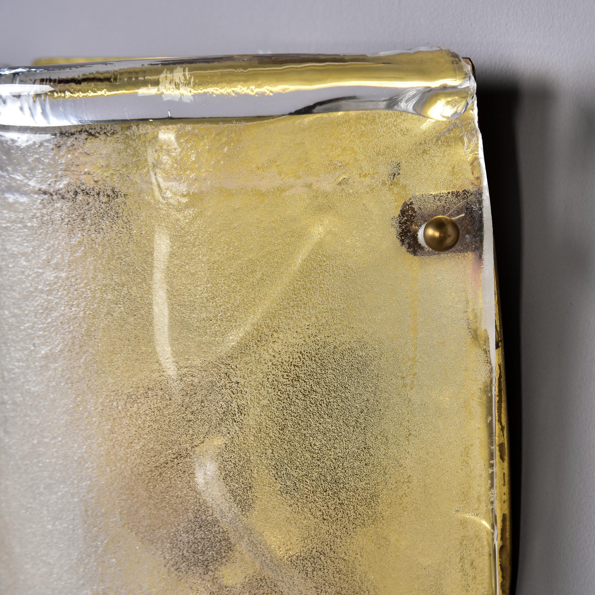 Ottone Coppia di lampade a tasca smerigliate in vetro di Murano con accenti in ottone in vendita