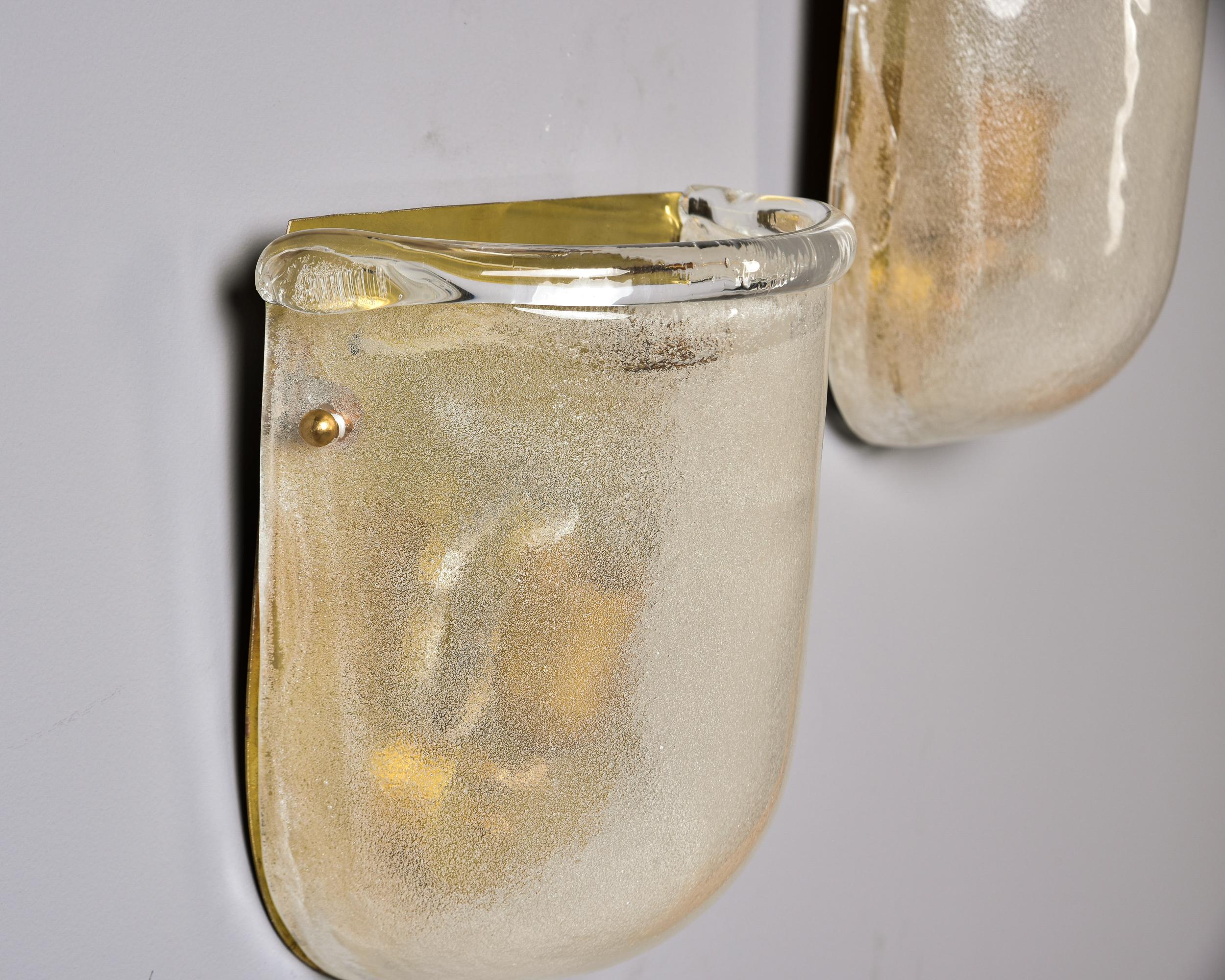 Coppia di lampade a tasca smerigliate in vetro di Murano con accenti in ottone in vendita 1