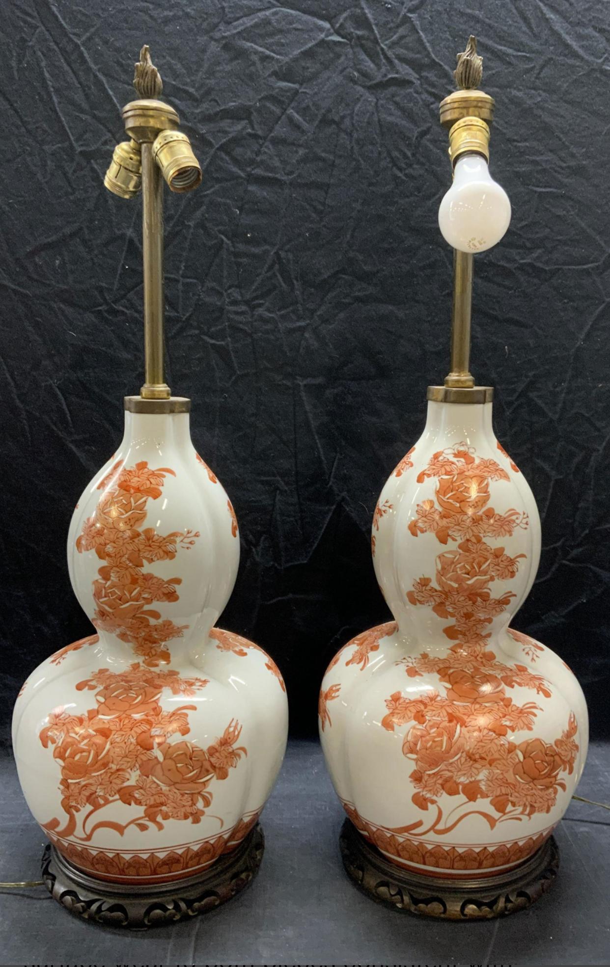 Coppia di lampade vintage Fujita Kutani in ceramica e ottone a 2 prese con motivi floreali in bianco e rosso.
Le lampade hanno basi in legno. Entrambe le lampade sono firmate sul lato inferiore.


