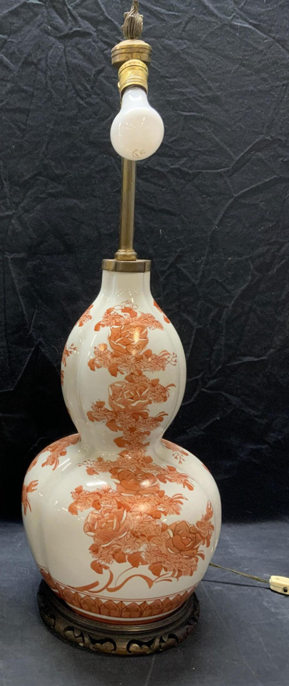 Dipinto a mano Coppia di lampade da tavolo floreali dipinte a mano in ceramica Fujita Kutani, Giappone in vendita