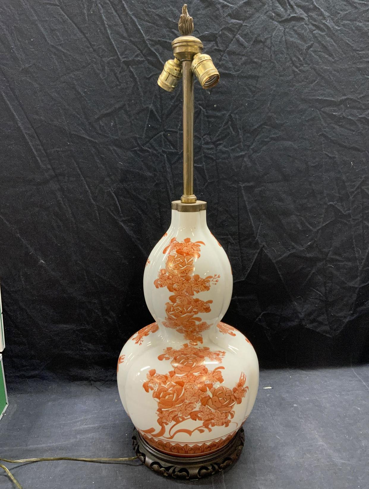 Coppia di lampade da tavolo floreali dipinte a mano in ceramica Fujita Kutani, Giappone In condizioni buone in vendita a Chicago, IL