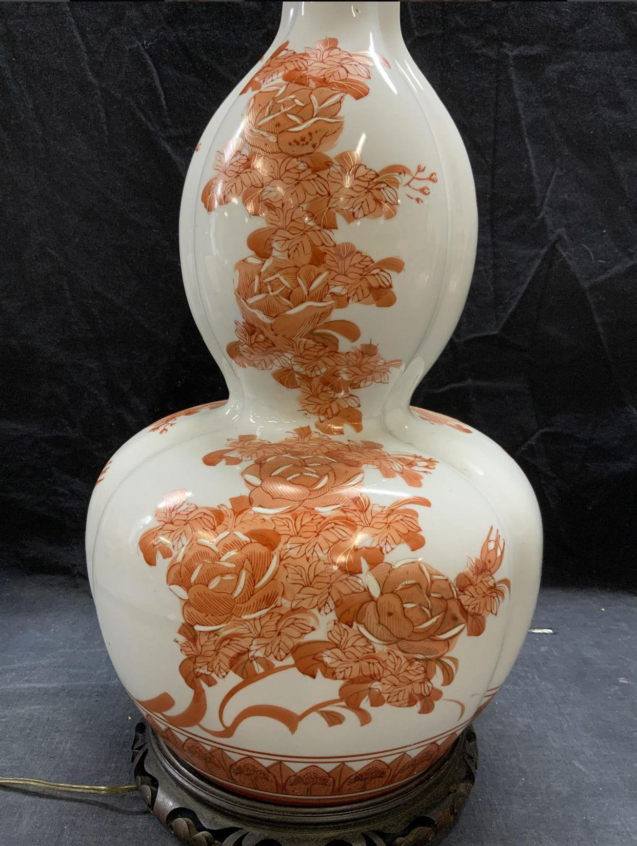 XX secolo Coppia di lampade da tavolo floreali dipinte a mano in ceramica Fujita Kutani, Giappone in vendita