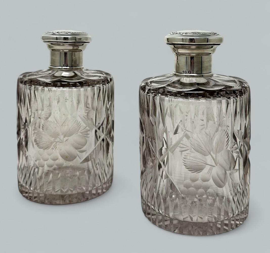 Stupefacente coppia identica di vasi per profumi o acqua da toilette da donna in cristallo a led pieno e montato in argento massiccio di proporzioni generose, attribuiti con certezza a Baccarat Crystal Paris. Circa 1900. 

Il contorno circolare del