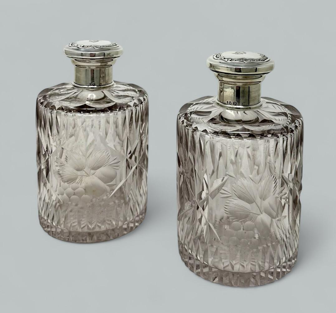 Tardo vittoriano Coppia di flaconi da toilette in argento sterling e cristallo francese a piombo pieno posseduti da Baccarat in vendita