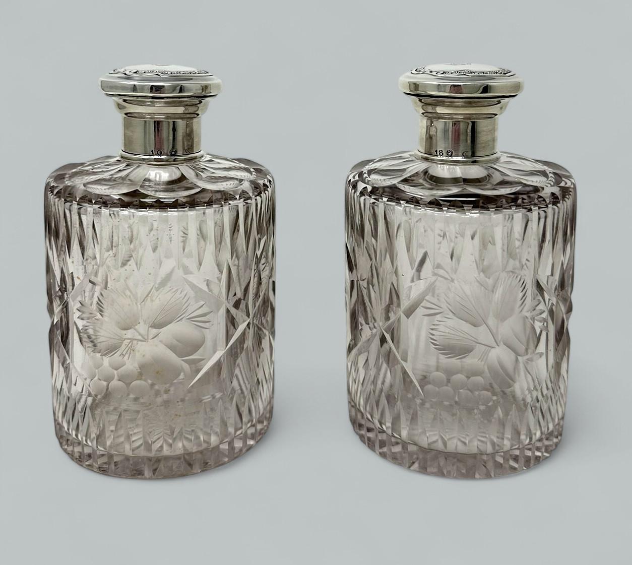 Inglese Coppia di flaconi da toilette in argento sterling e cristallo francese a piombo pieno posseduti da Baccarat in vendita