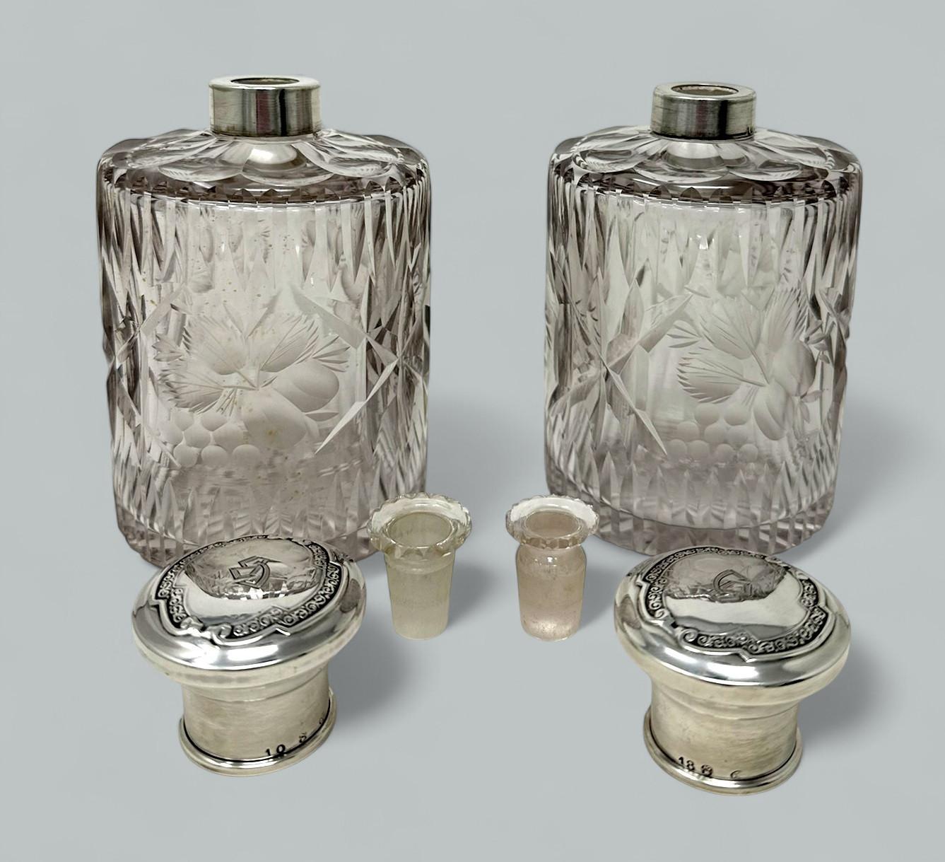 Intagliato a mano Coppia di flaconi da toilette in argento sterling e cristallo francese a piombo pieno posseduti da Baccarat in vendita