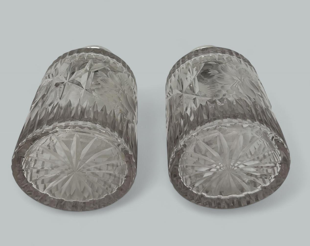 Inizio XX secolo Coppia di flaconi da toilette in argento sterling e cristallo francese a piombo pieno posseduti da Baccarat in vendita