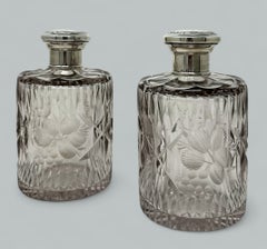 Paar französische Toilettenflaschen aus Kristall und Sterlingsilber in voller Bleiform mit Baccarat-Schirm posiert