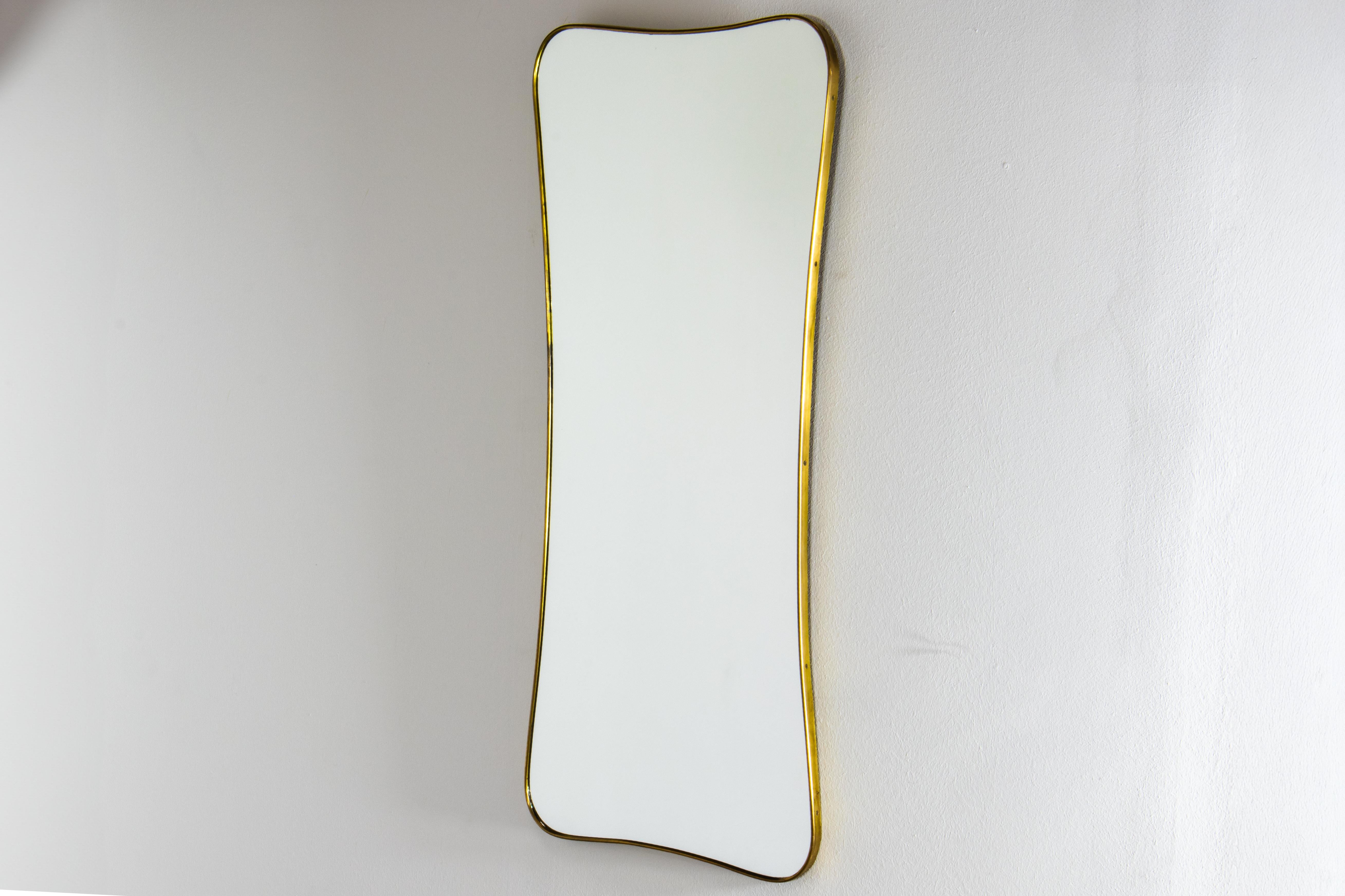 Coppia di specchi da parete a figura intera in ottone patinato e vetro originale leggermente patinato attribuiti a Gio Ponti. Realizzato in Italia negli anni '50.

La forma dello specchio è un ovaloide molto elegante con angoli arrotondati e una