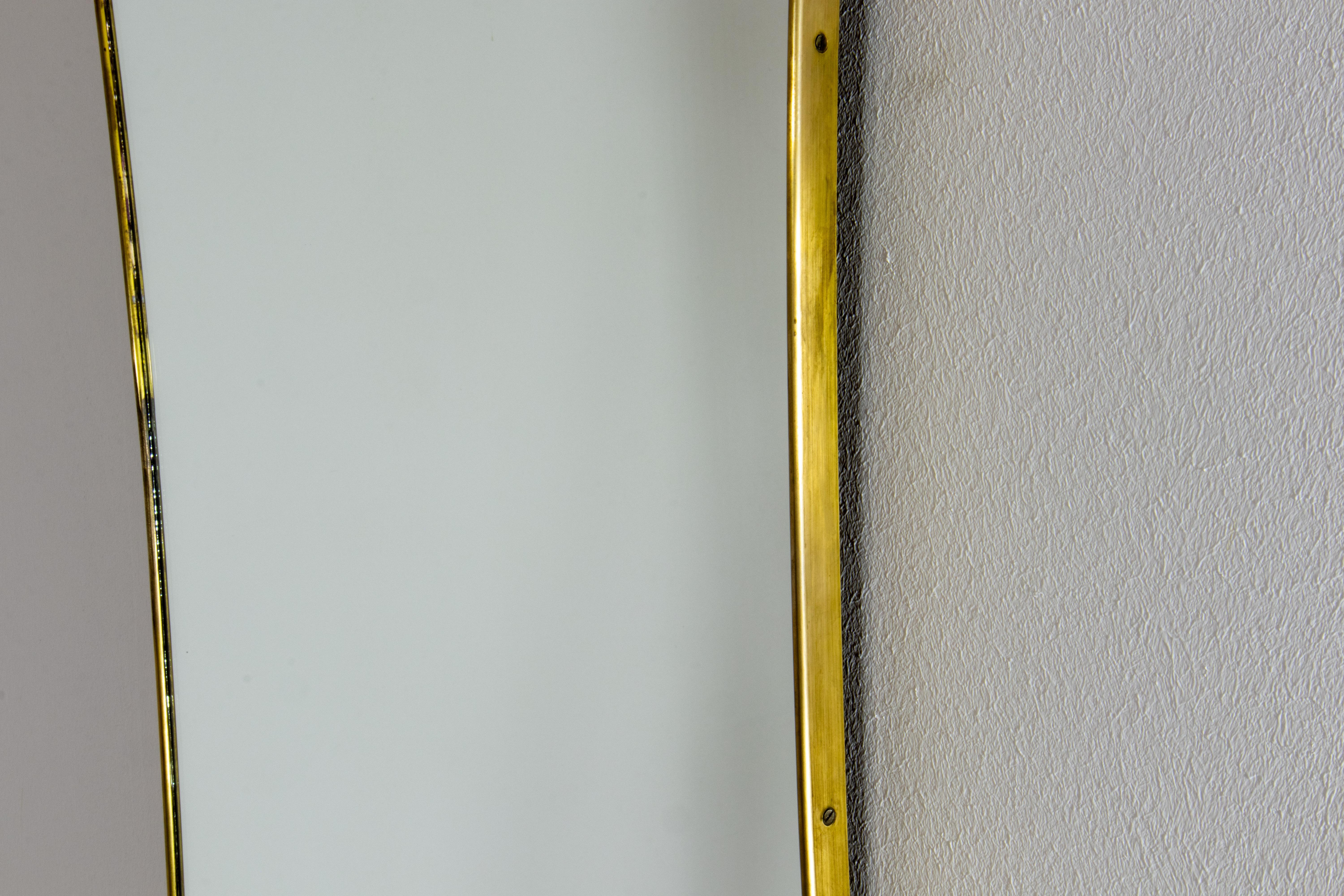 Mid-Century moderno Coppia di specchi da parete in ottone a figura intera attribuiti a Gio Ponti, Italia, anni '50 in vendita
