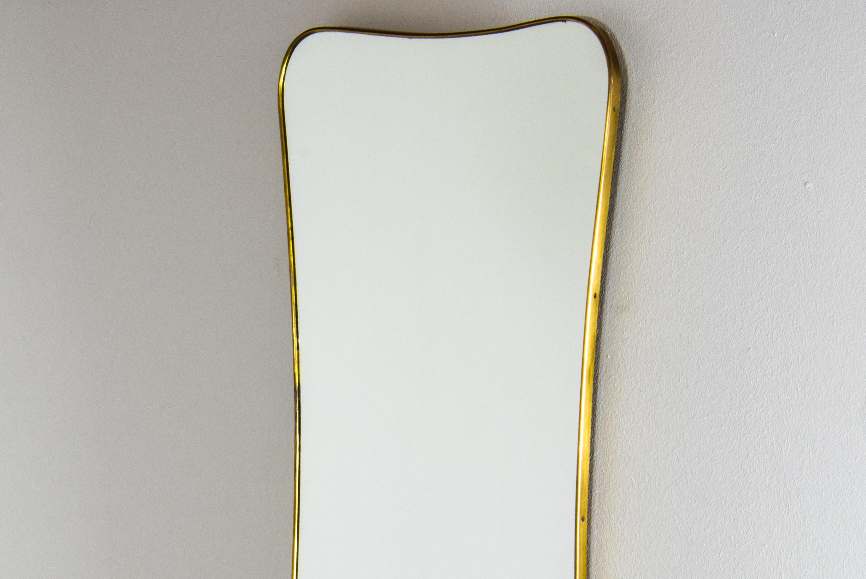 Ottone Coppia di specchi da parete in ottone a figura intera attribuiti a Gio Ponti, Italia, anni '50 in vendita