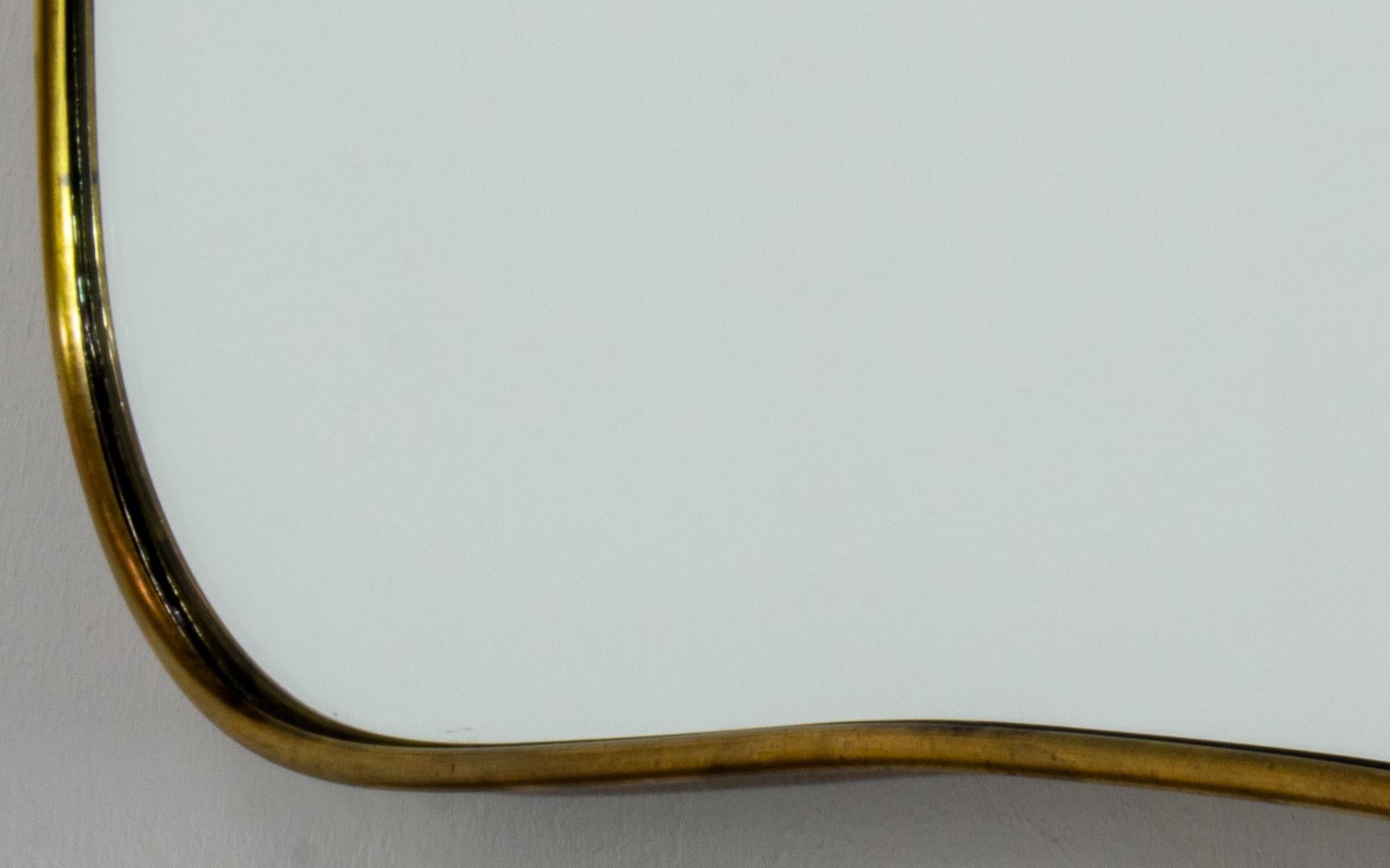 Coppia di specchi da parete in ottone a figura intera attribuiti a Gio Ponti, Italia, anni '50 in vendita 2