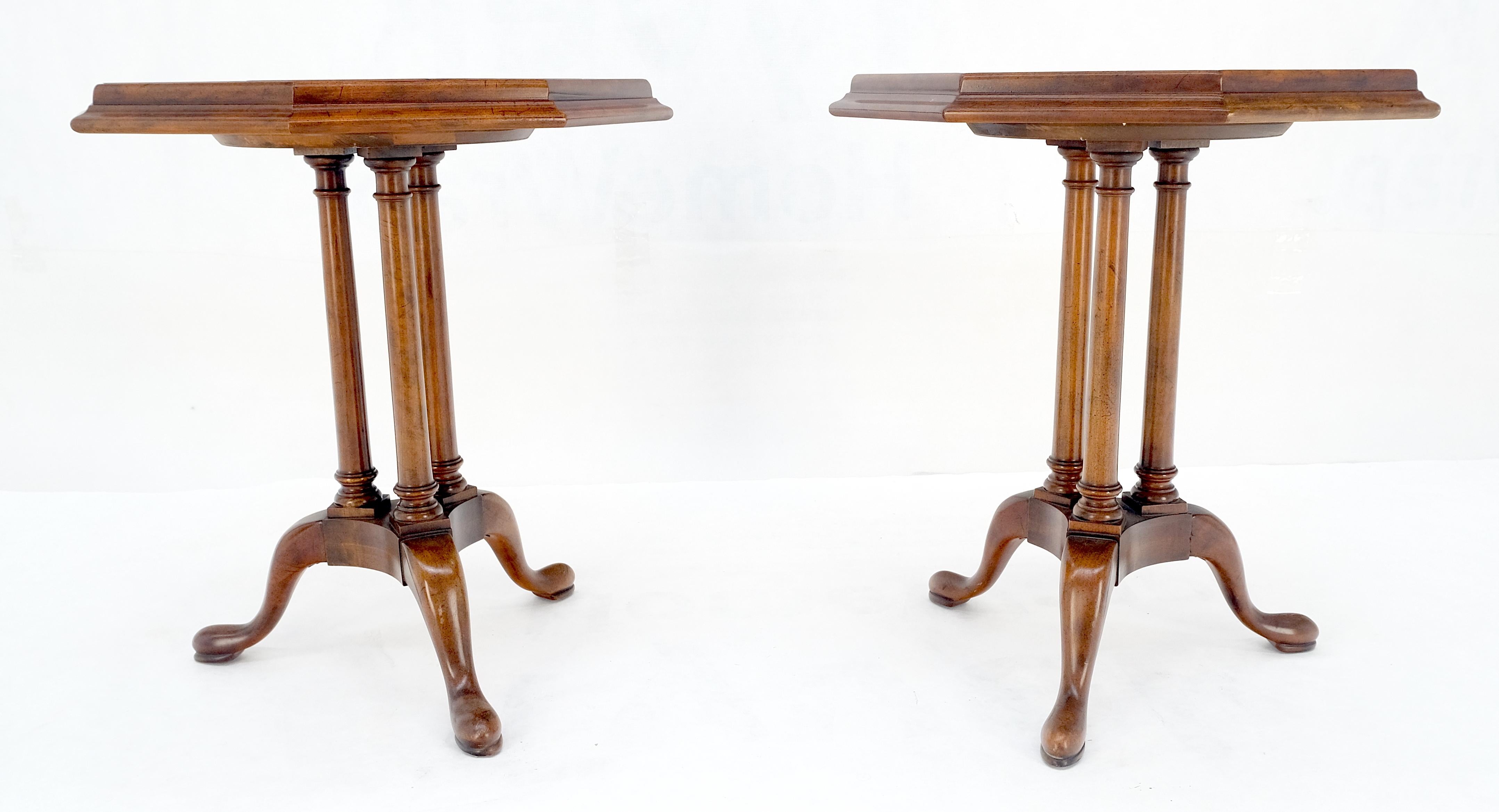 Classique américain Paire de tables d'appoint à trépieds en bois de ronce Gallery Side-Gallery Tables d'appoint en vente