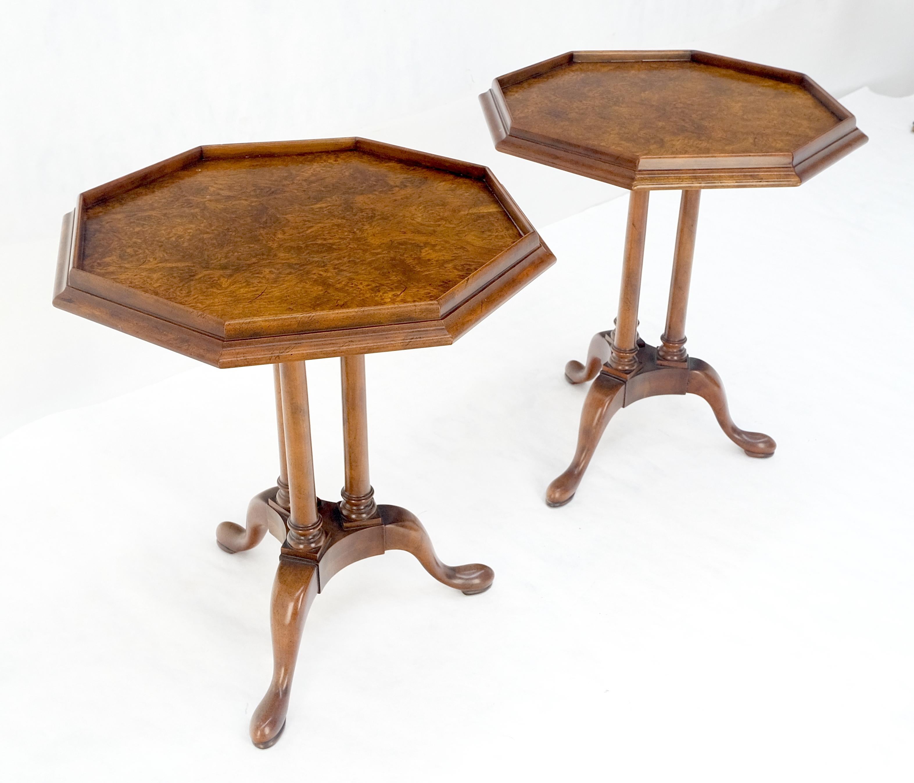 20ième siècle Paire de tables d'appoint à trépieds en bois de ronce Gallery Side-Gallery Tables d'appoint en vente