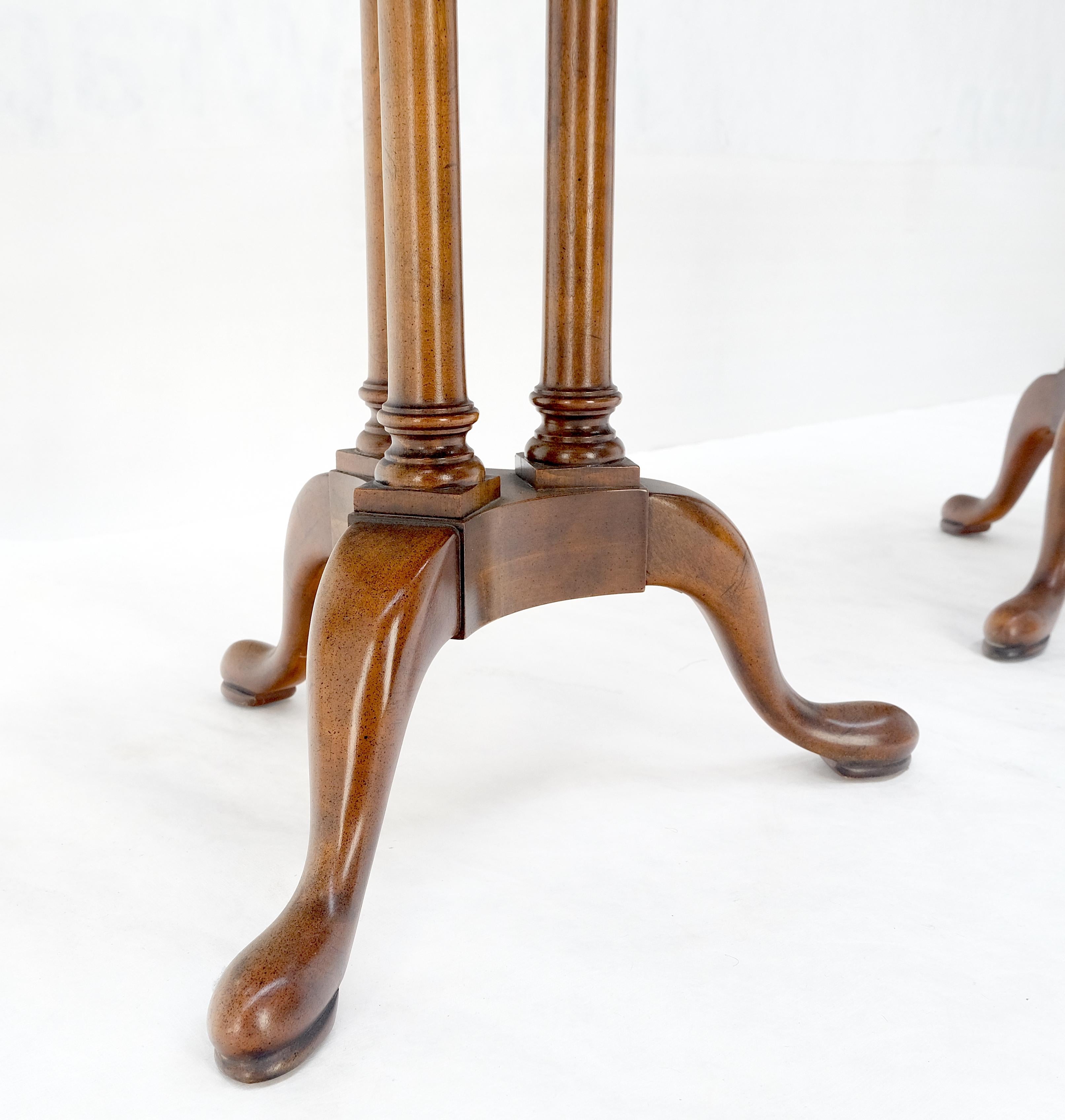 Broussin Paire de tables d'appoint à trépieds en bois de ronce Gallery Side-Gallery Tables d'appoint en vente