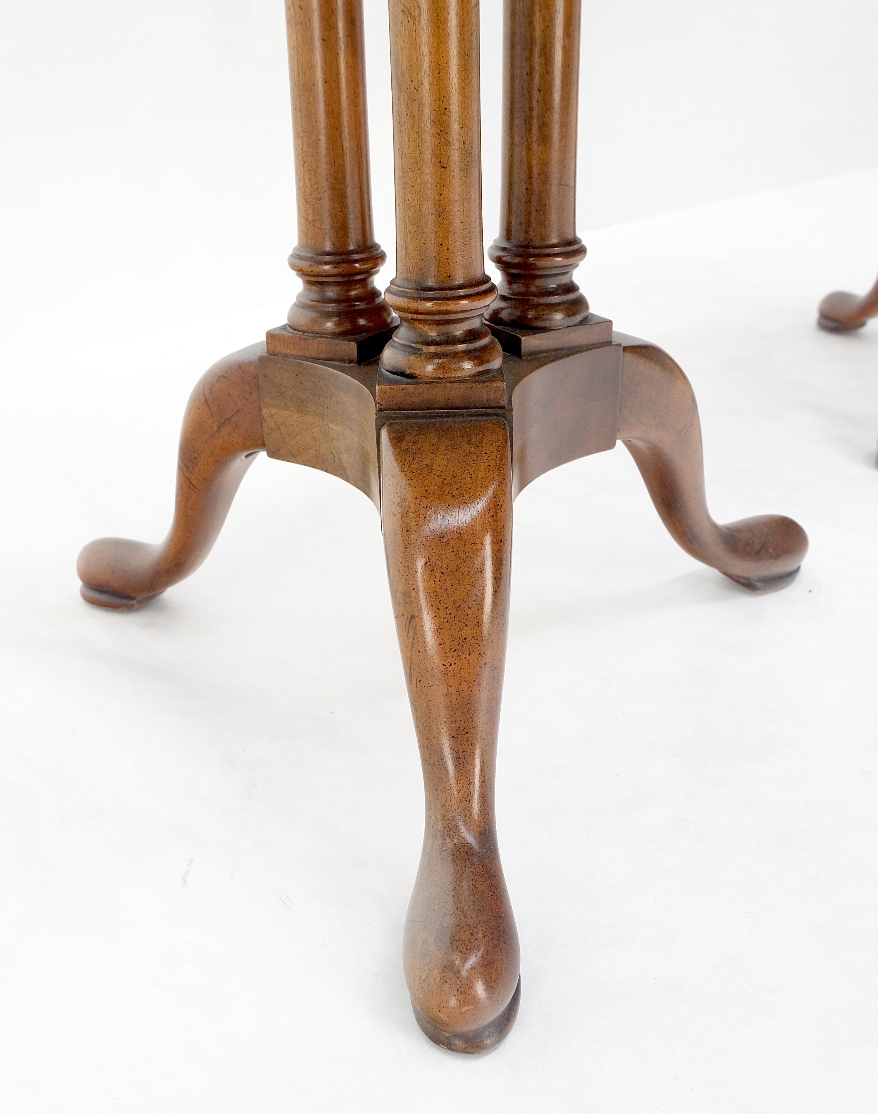 Paire de tables d'appoint à trépieds en bois de ronce Gallery Side-Gallery Tables d'appoint en vente 1