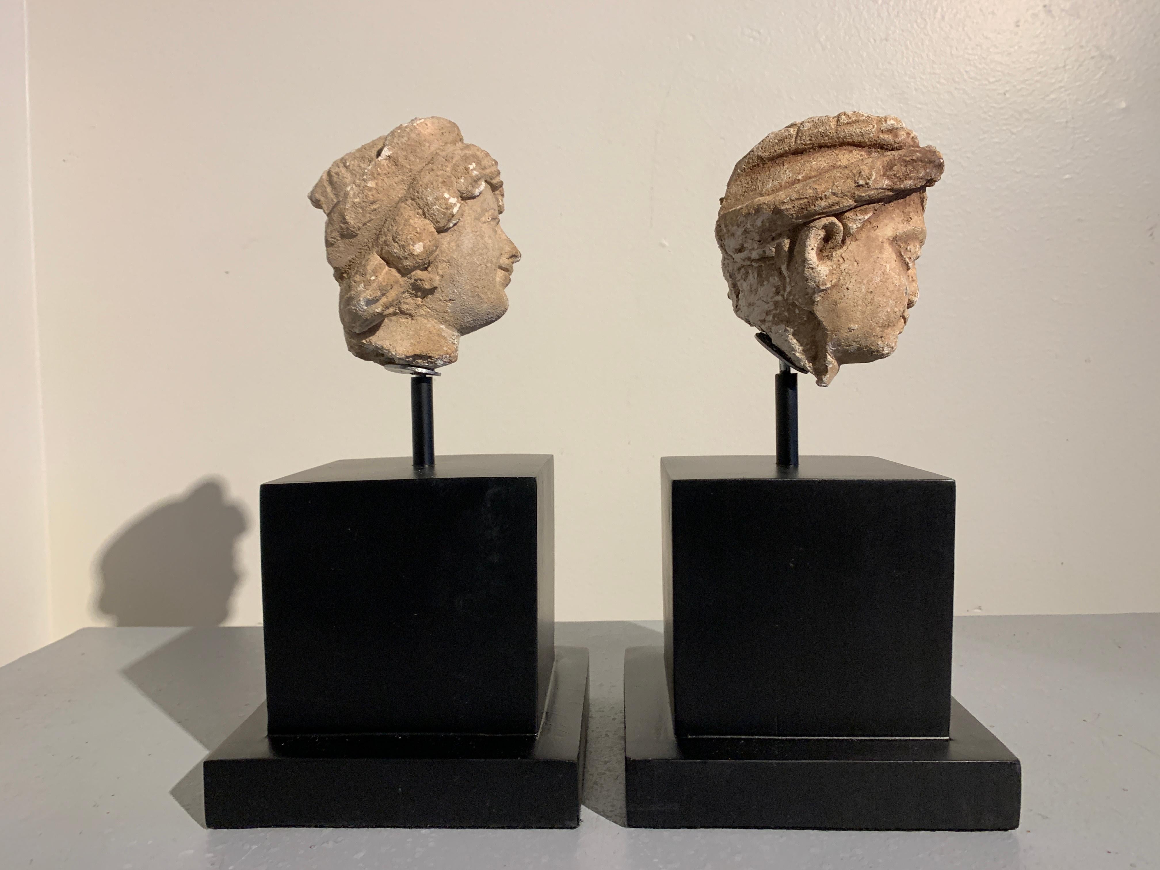 Hellénistique Paire de têtes de doreurs Gandharans en stuc, 3e-5e siècle, Gandhara en vente