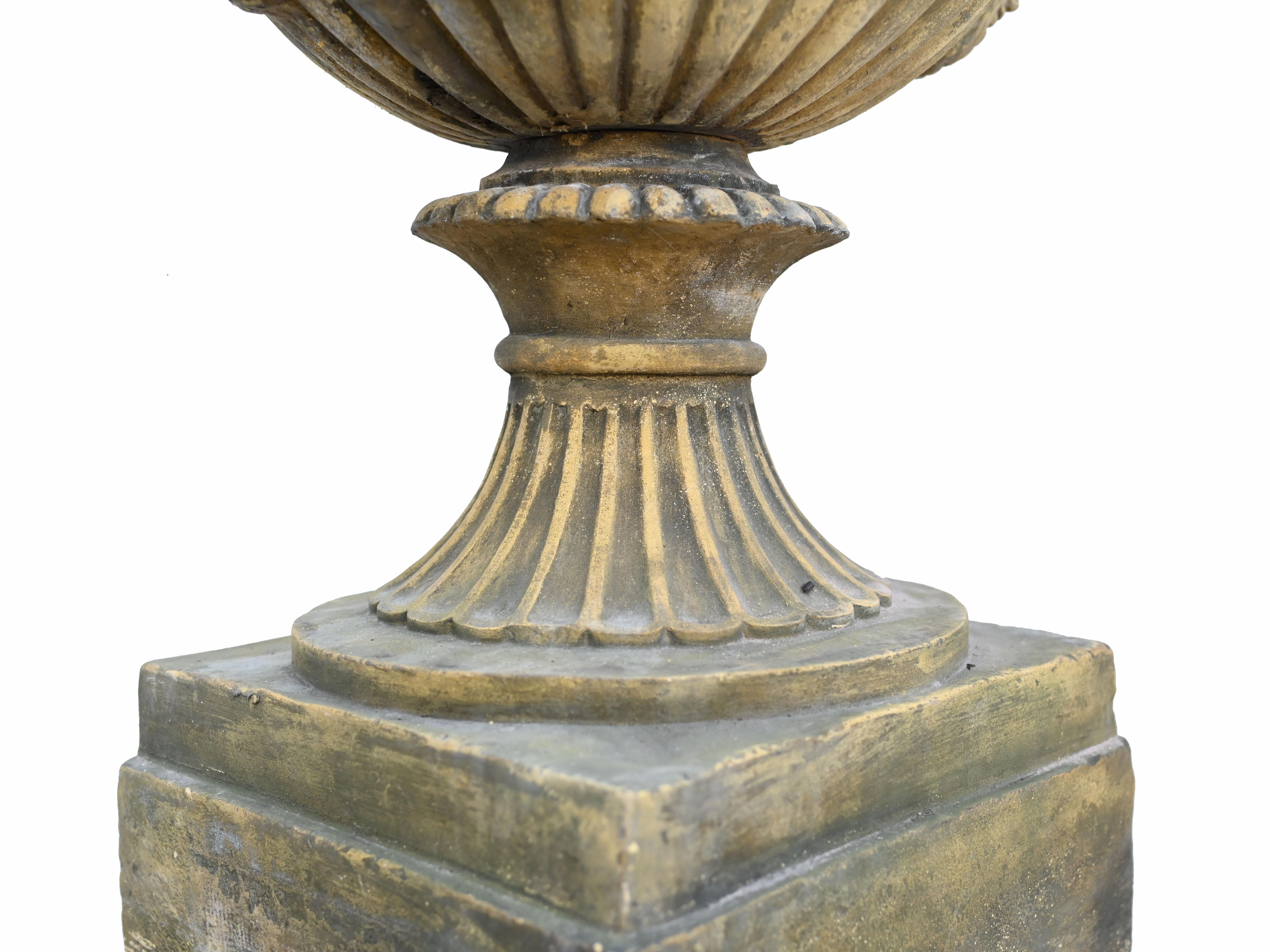 Pareja de Urnas de Jardín Campana Base Pedestal Clásica Thomas Hope Terracota en venta 7